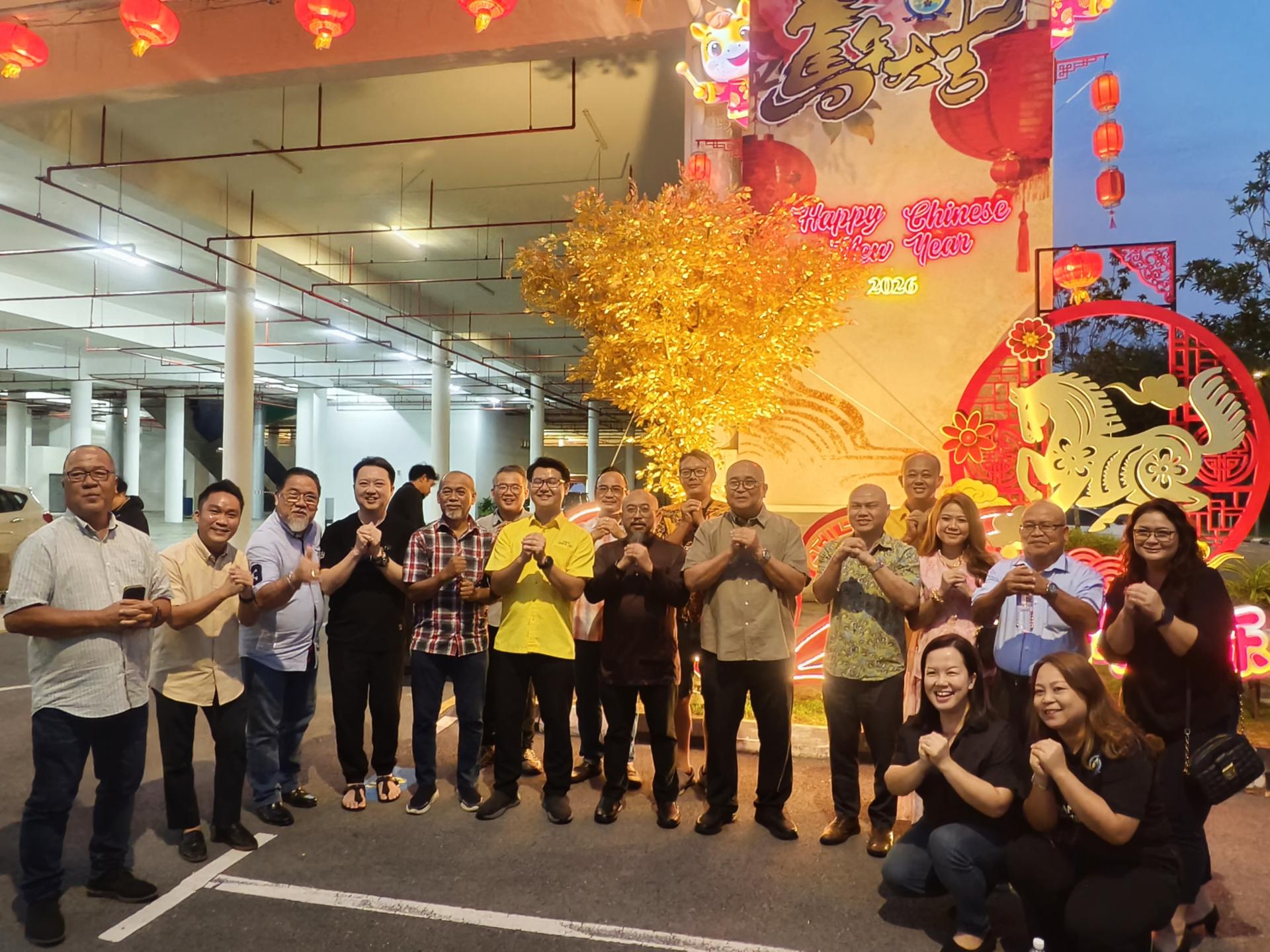 配合农历新年的到来，美里市政局精心在市内多处布置华人新年灯饰与装潢，昨晚于市政局大厦底楼举行亮灯仪式合影。