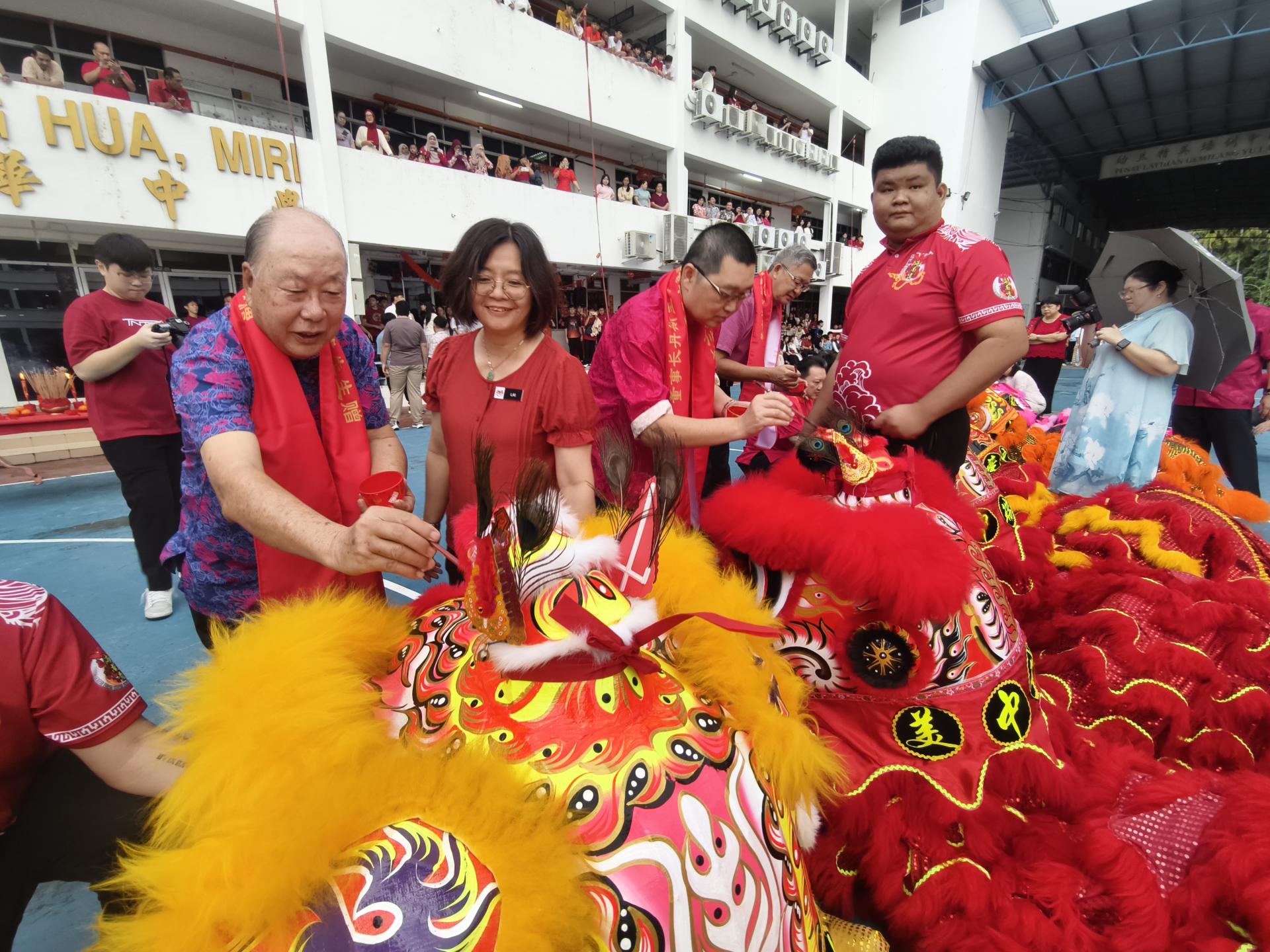 美中瑞狮开光点睛。左为美中副董事长蔡明健在校长赖佳玲陪同下，进行点睛开光仪式。