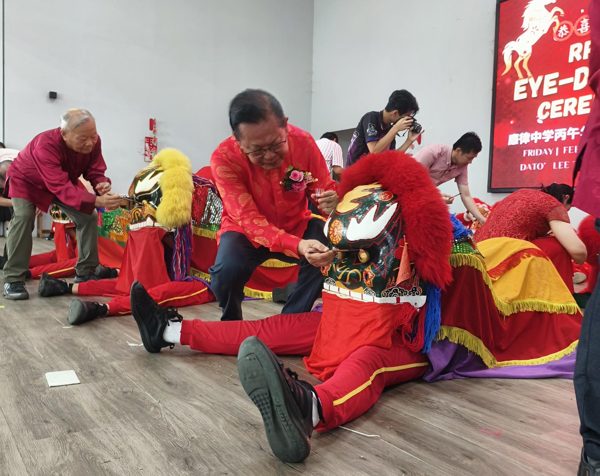 砂拉越交通部长拿督斯里李景胜（右）与廉律中学联合董事长拿督斯里刘久健（左）等嘉宾们，廉律中学丙午年舞狮为进行点睛仪 式。