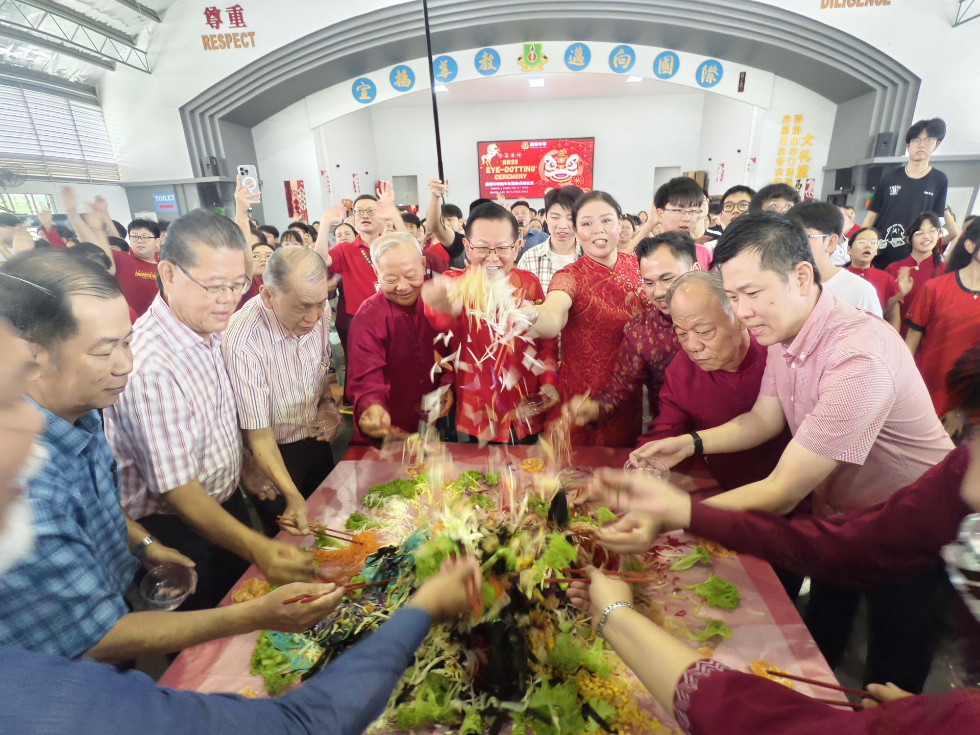 廉律中学丙午年舞狮点睛暨新春联欢活动上，嘉宾一起“捞生” ，寓意在新的一年生意兴隆，捞到风生水起。