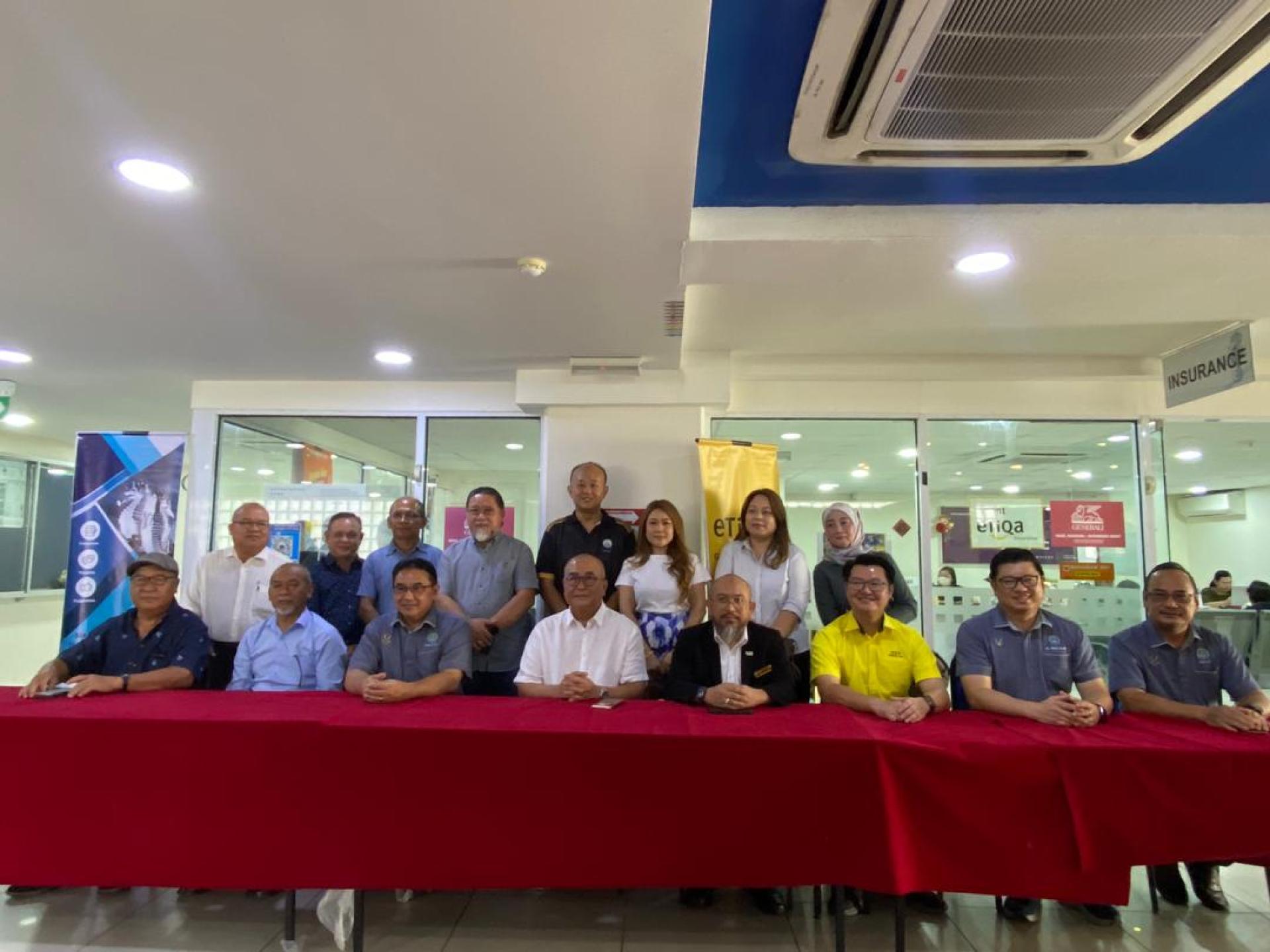 市政局会客日后，出席的市议员合影。前排左4为美里市长俞小珊。