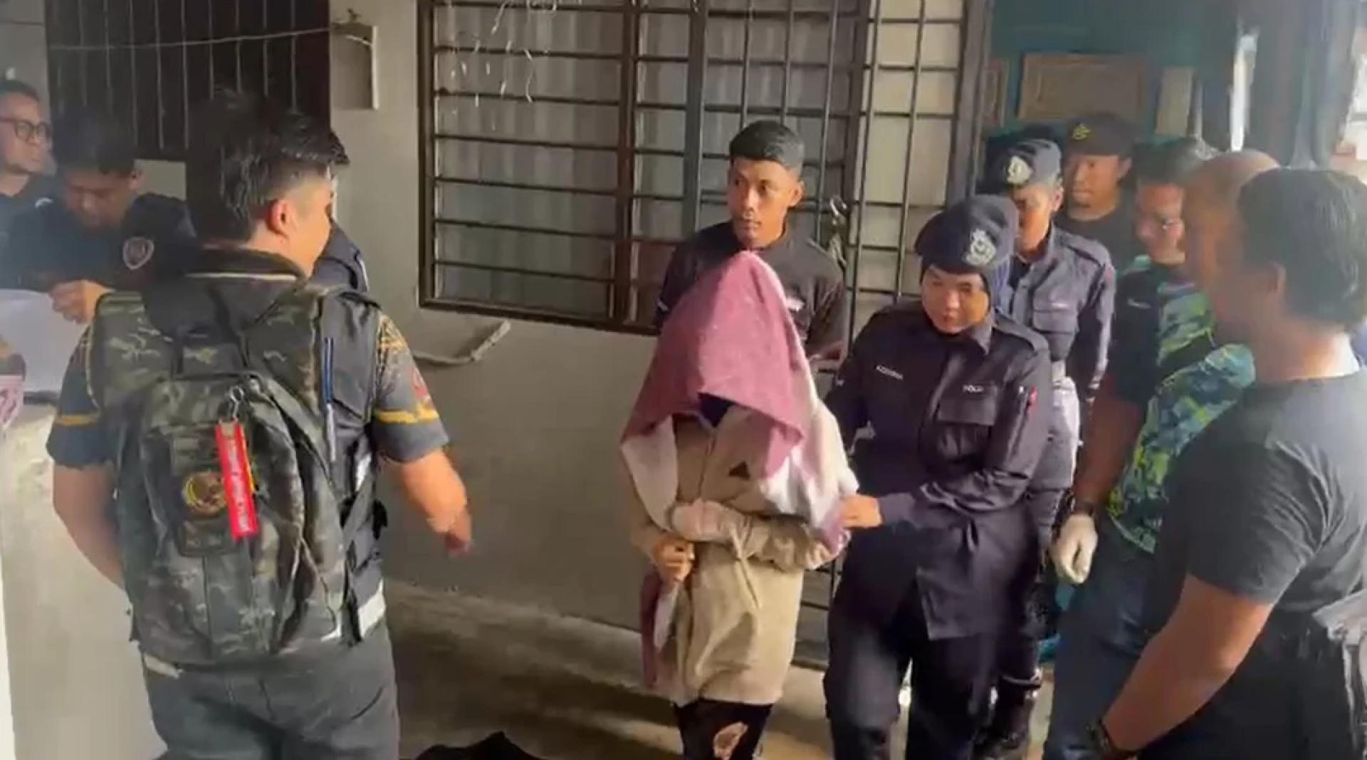 少女被警方带返警局协助调查。