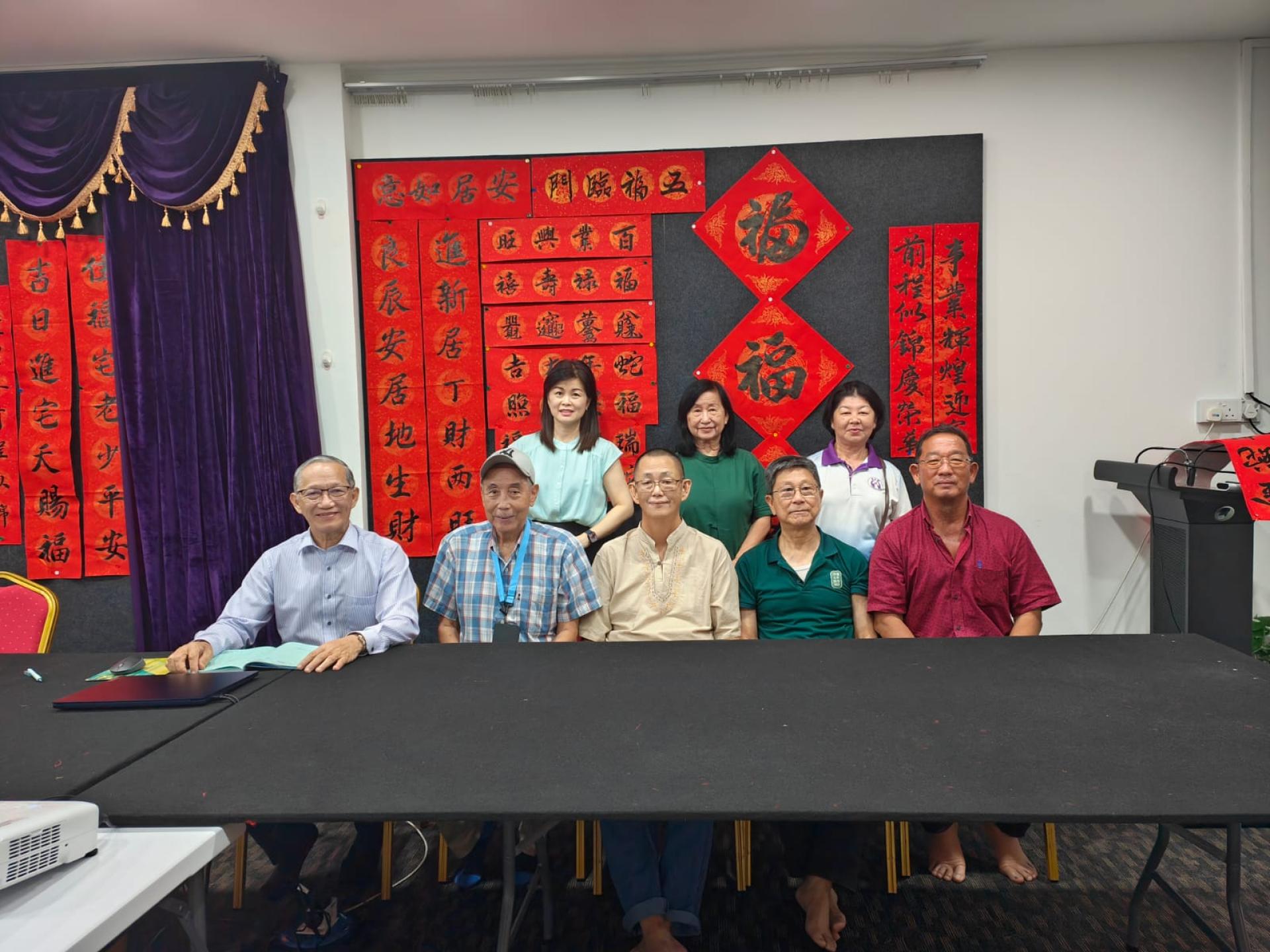 出席文协第一次理事会及挥春第一次筹备会理事，前左起为包平生、俞庆在、杨镇声会长、沈仁祥筹备会主席、许信等；后排左起为郑小玲、杨赐秋、陈美兰。
