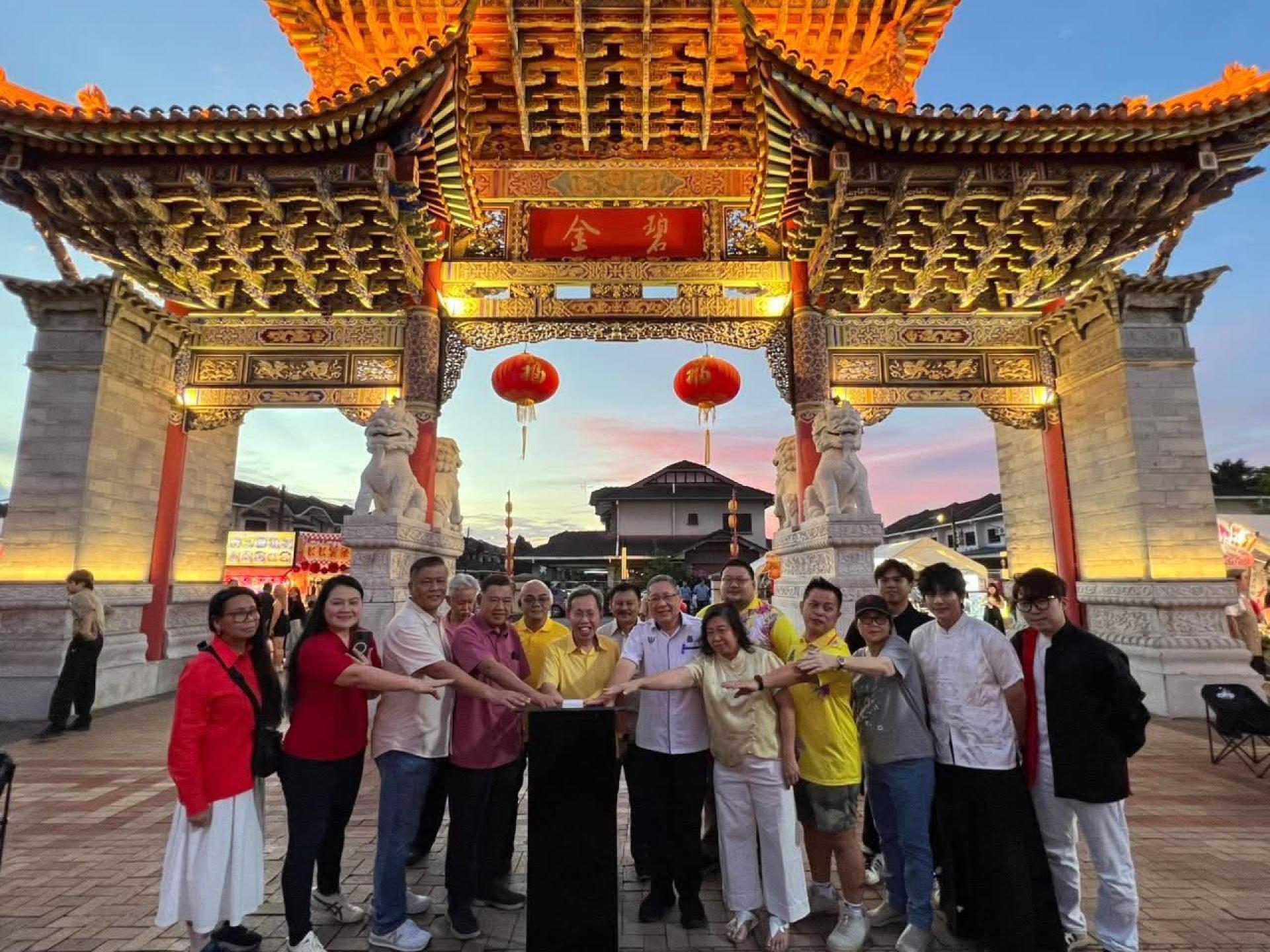 砂副总理拿督阿玛沈桂贤（中）和众嘉宾共同为亮灯主持仪式。