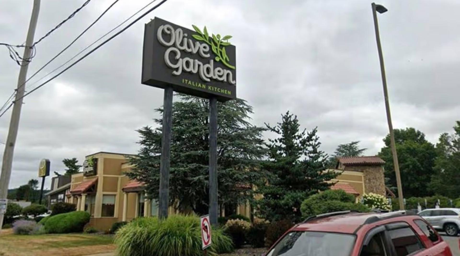 该宗自杀惨剧发生在宾夕法尼亚州威廉斯波特的Olive Garden餐厅分店。
