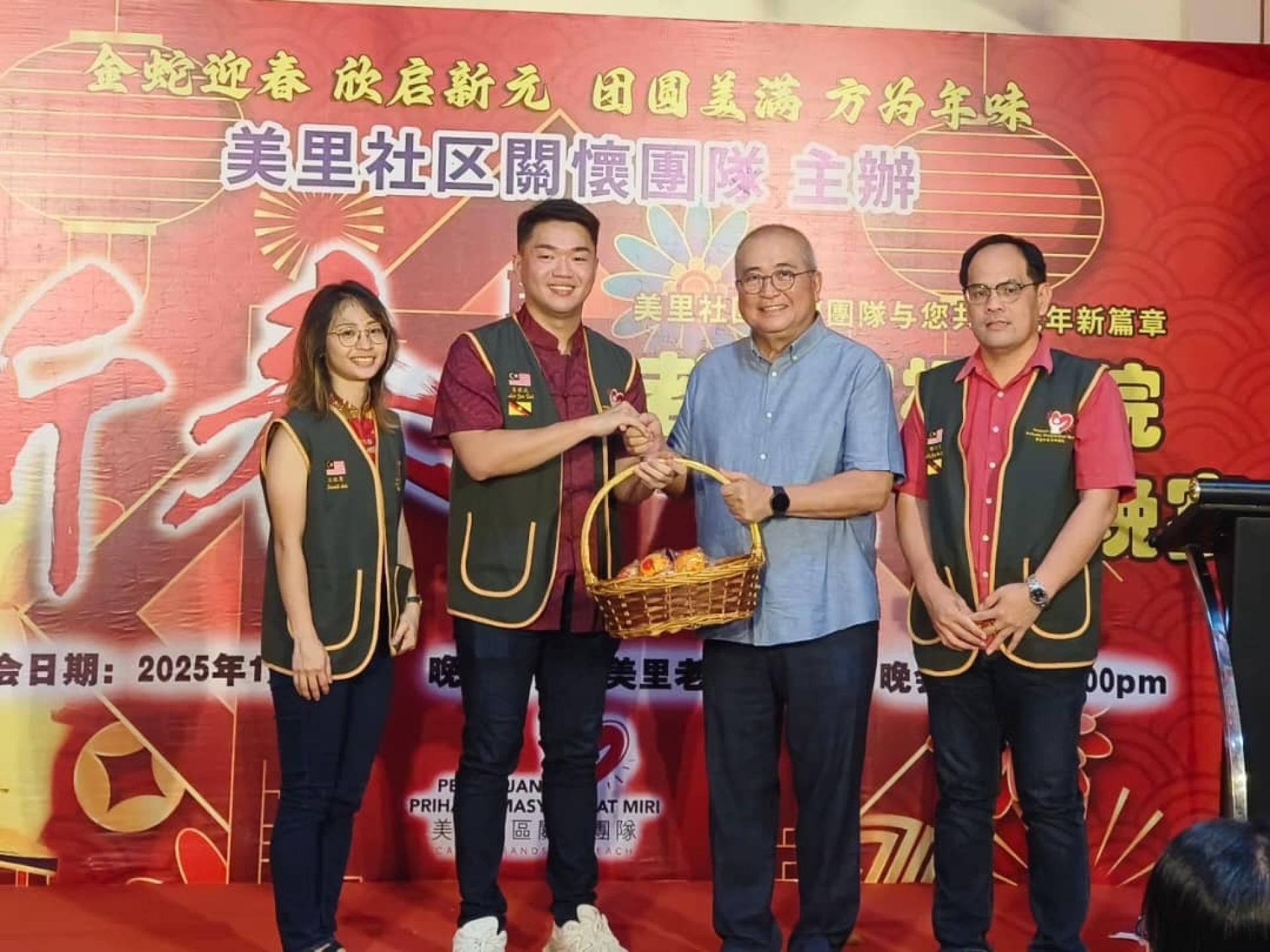 美里社区关怀团队会长李俊达（左2）赠送水果礼篮予俞小珊，左为美里社区关怀团队秘书刘俐荠，右为美里社区关怀团队副会长杨万勇。