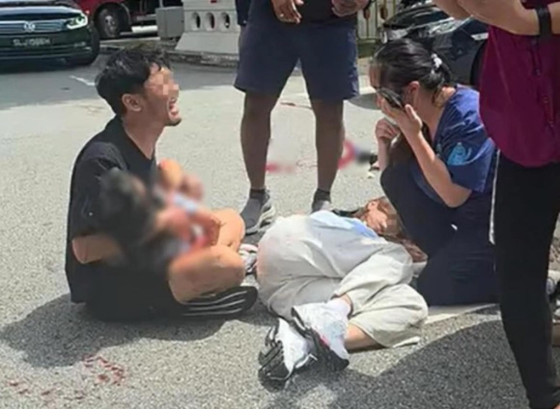 一家四口赴新旅游，母女过马路时不幸被轿车撞倒，6岁女童惨遭卷入车底，送院抢救后过世。涉事的38岁女司机协助调查。