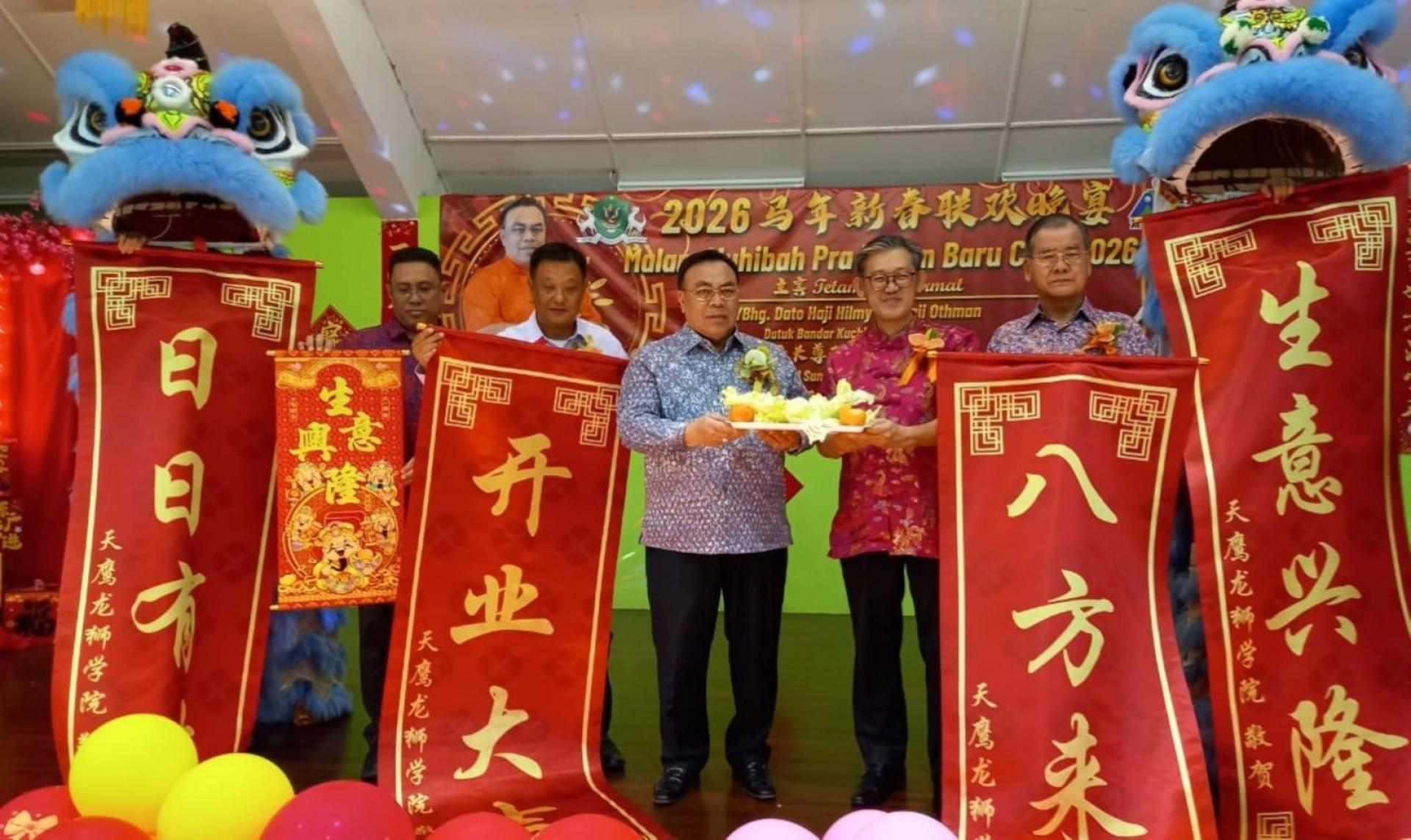 主宾北市市长希尔米（左3）与盐材港睦邻守望委员会主席薛华东（左4）共同接过舞狮采青。右为特别嘉宾郑文新；左起是北市官员苏莱曼、筹委主席廖永强。