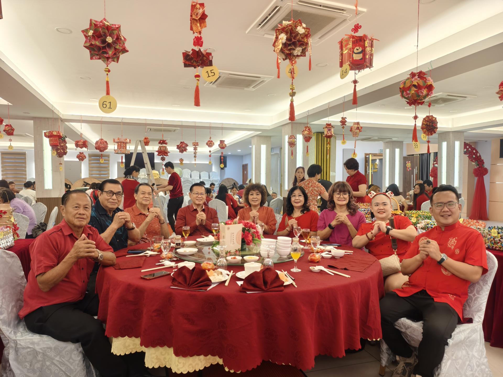 美里单亲妈妈咨询中心新春聚餐活动主宾桌合影留念。左起为甲必丹严学忠、本固鲁蔡刚明、本曼查冯兆明、砂拉越交通部长拿督斯里李景胜、甲必丹郑敦明、美里市议员田秀兰、顾问沈雅诗，以及美里市议员熊千雨。