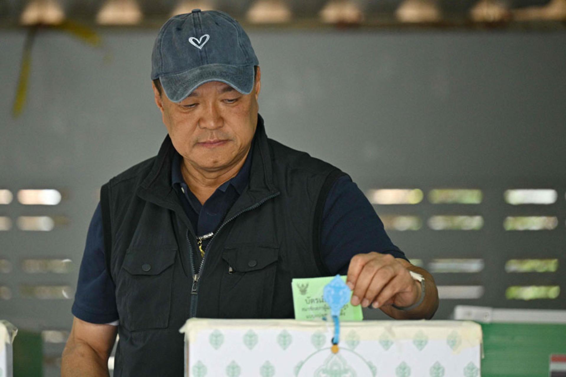 泰自豪党首相候选人阿努廷投票。