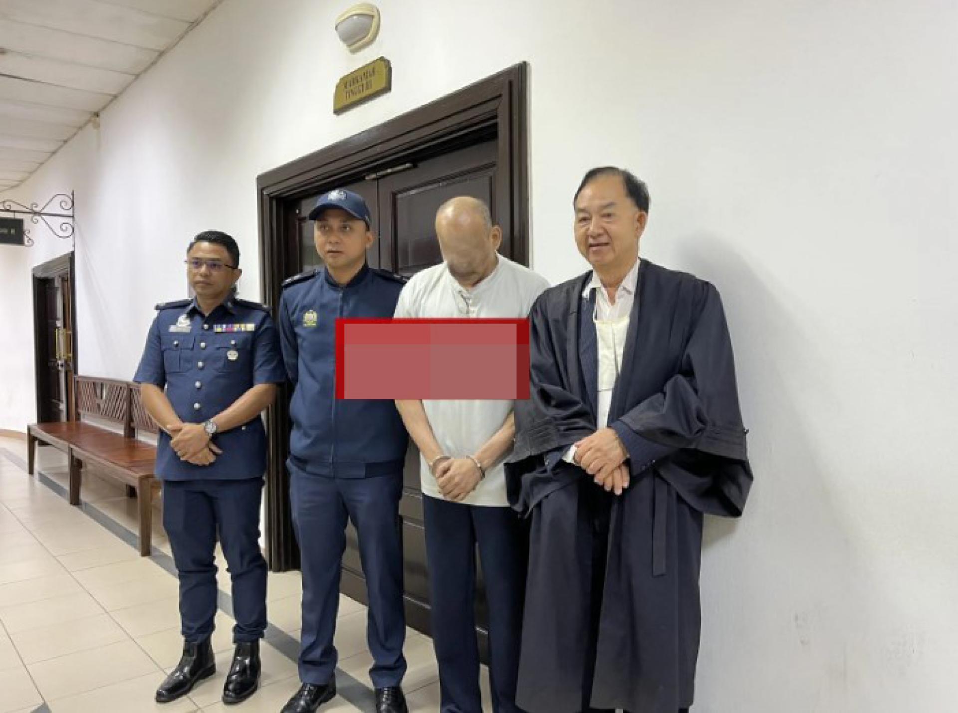 被告（右2）在关税局人员陪同下，由其律师林连贵带离法庭。