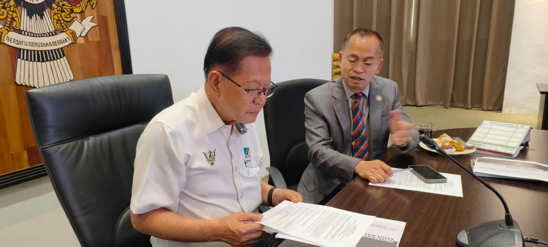美里省省长卡隆鲁安向拿督斯里李景胜汇报杜当国小最新近况。