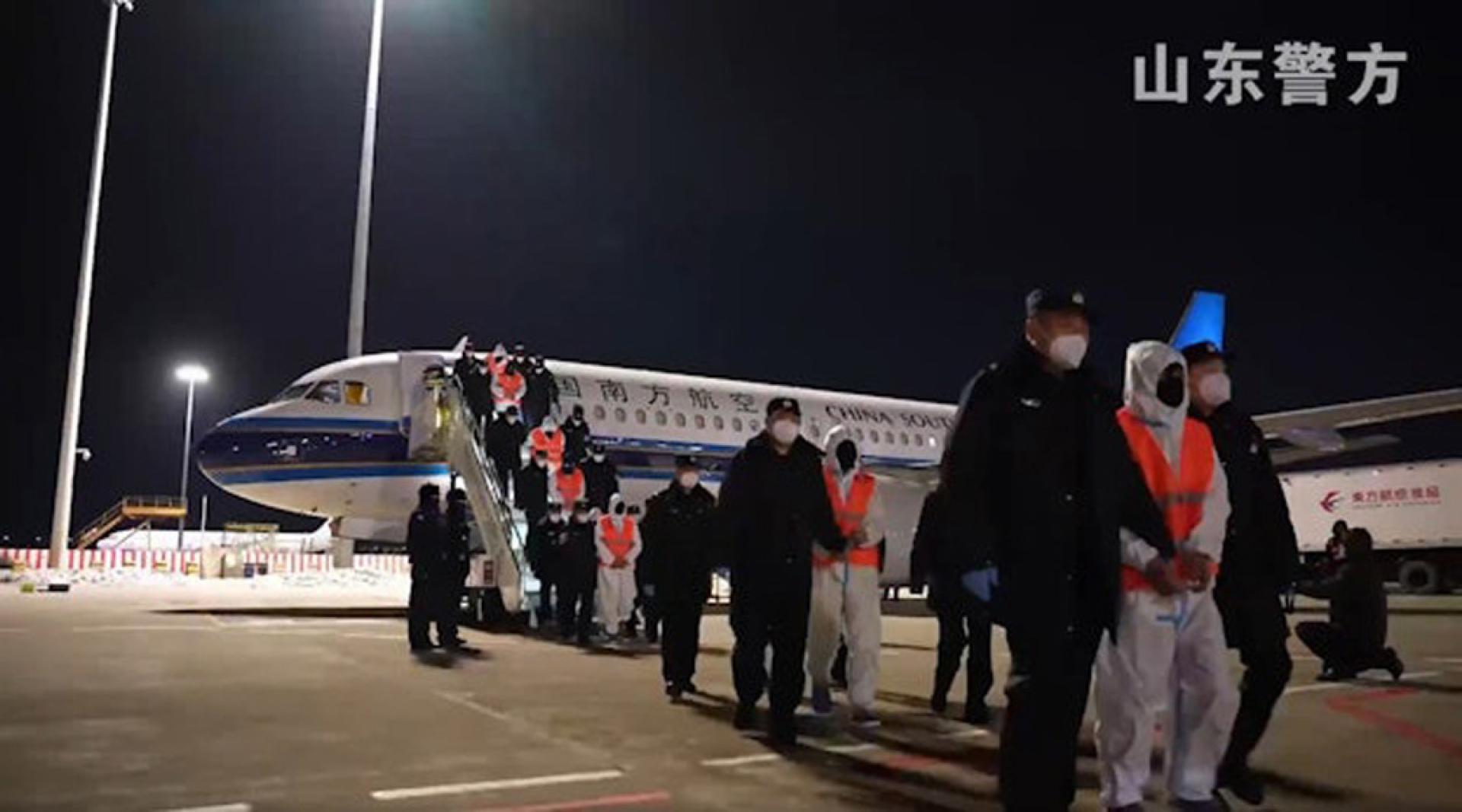 “中缅泰联合清剿缅甸妙瓦底赌诈园区行动”中逮捕的1500余名犯罪嫌疑人押解回中国。