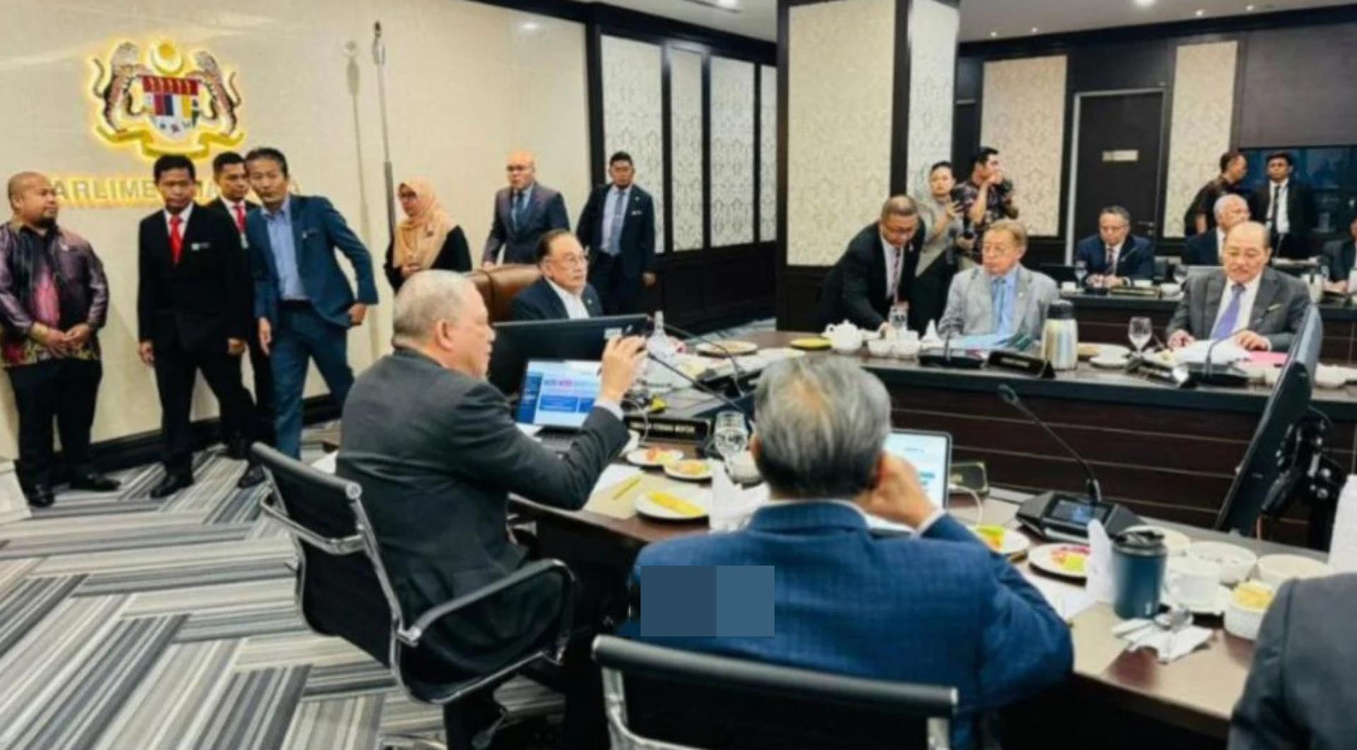 砂拉越总理拿督巴丁宜丹斯里阿邦佐哈里今日出席在国会大厦，由首相主持的首长与州务大臣会议。