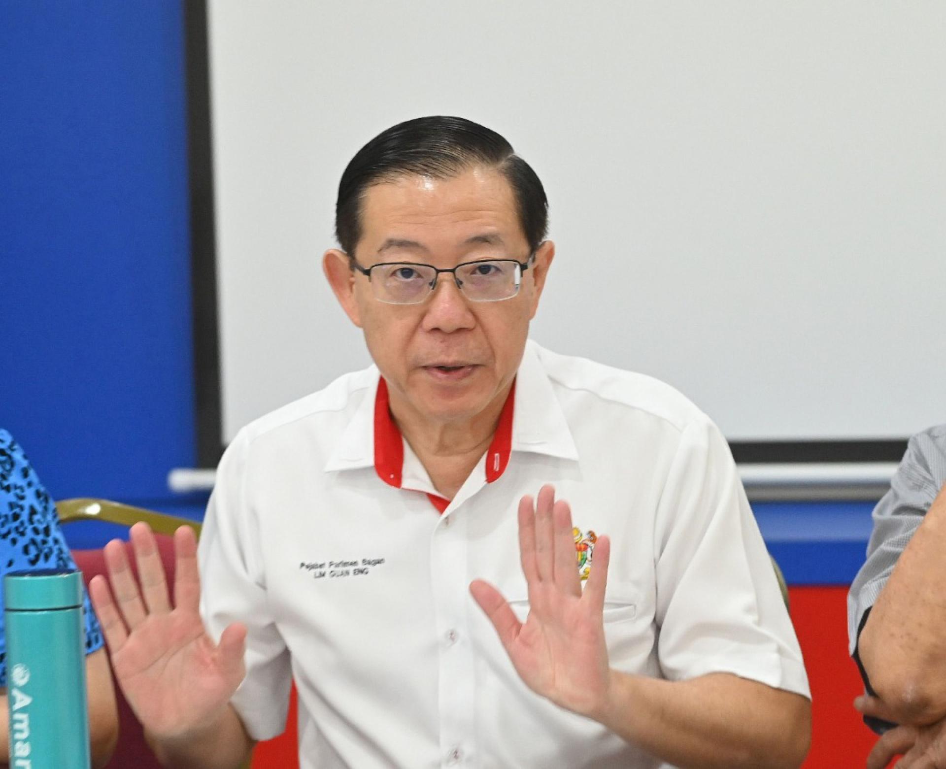林冠英：政府则必须说明已采取或将采取何种纪律行动对付阿占巴基，是否有必要展开特别调查，以及他是否仍适合继续担任现有职务。