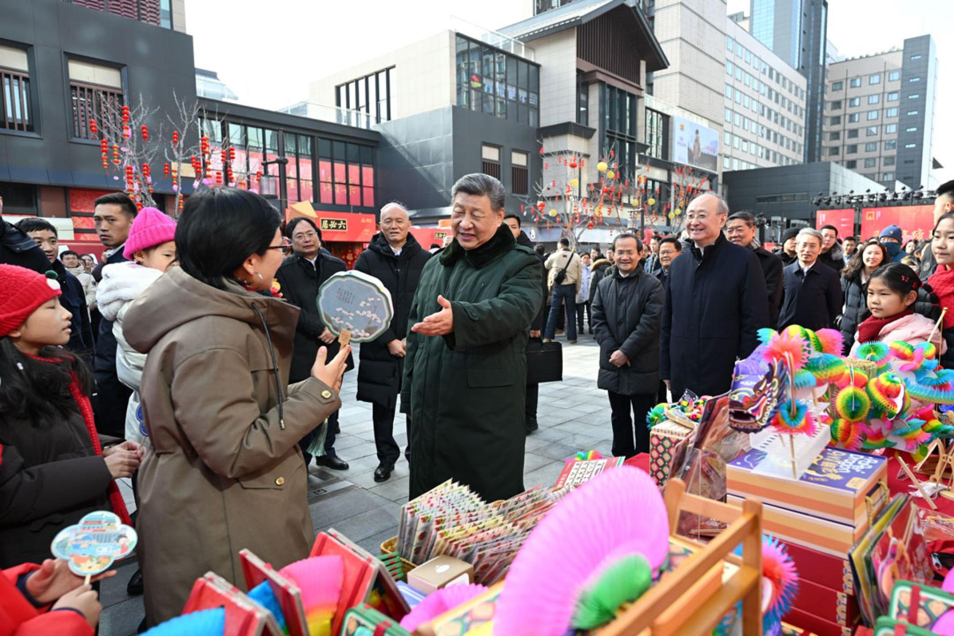 习近平10日在北京隆福寺街区新春市集考察时，同现场群众亲切交流。（图：新华社）