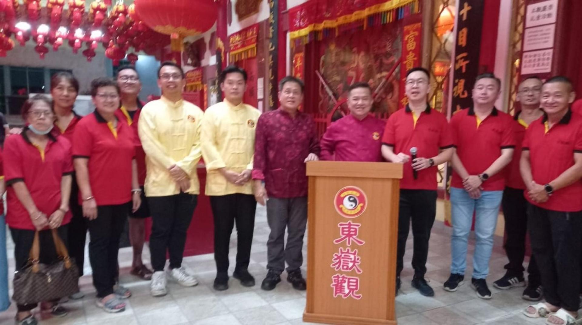 古晋东嶽观秘书吴志鸿（右3起）、筹委主席刘金兴、主席方文祥太平局绅、正炉主李欲熙、副炉主郑国昌等人在点亮平安灯仪式合影。