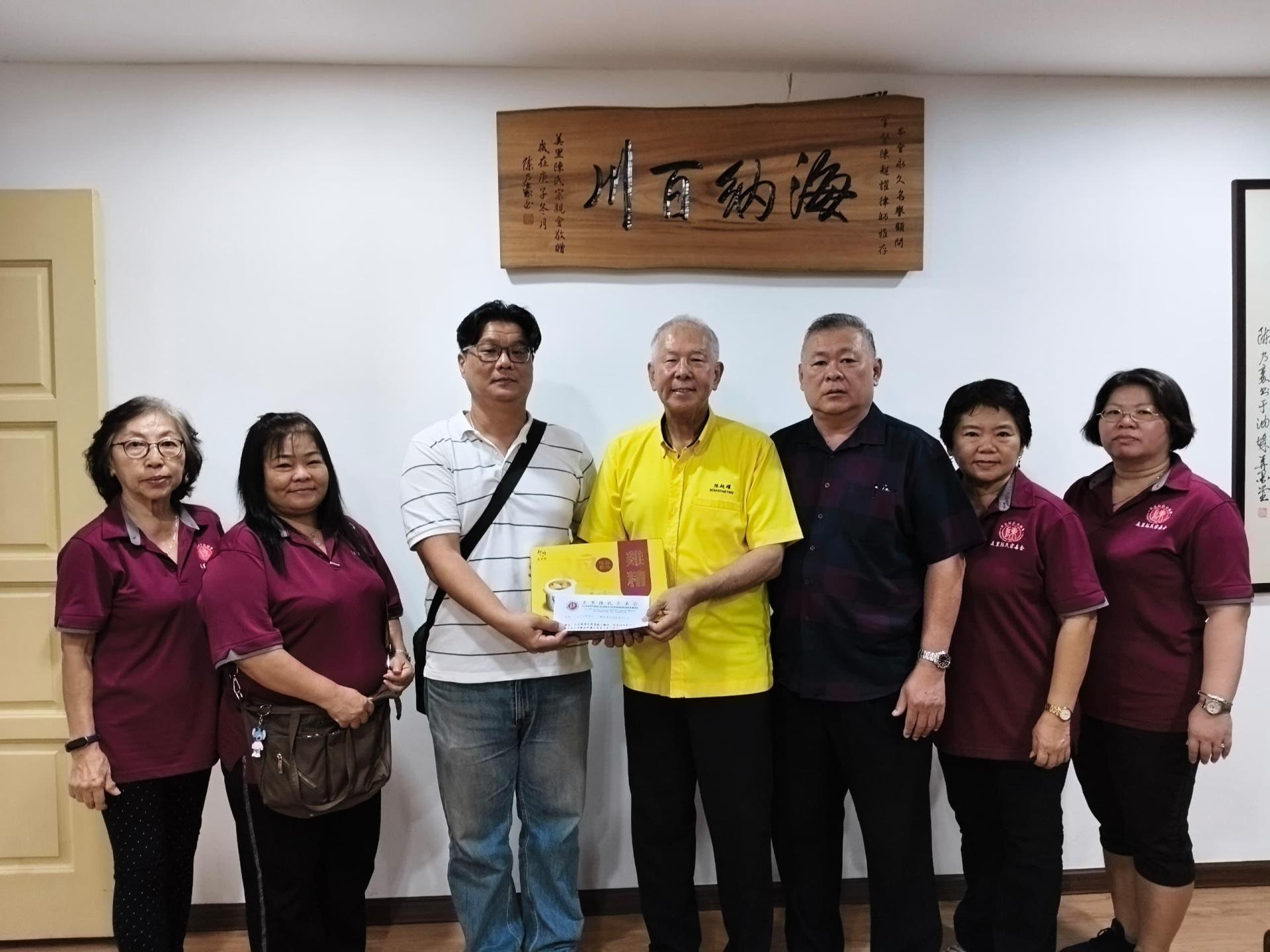 2026丙午年新春团拜筹备会主席陈悦修（左3）移交邀请函给永久名誉顾问拿督陈超耀律师。