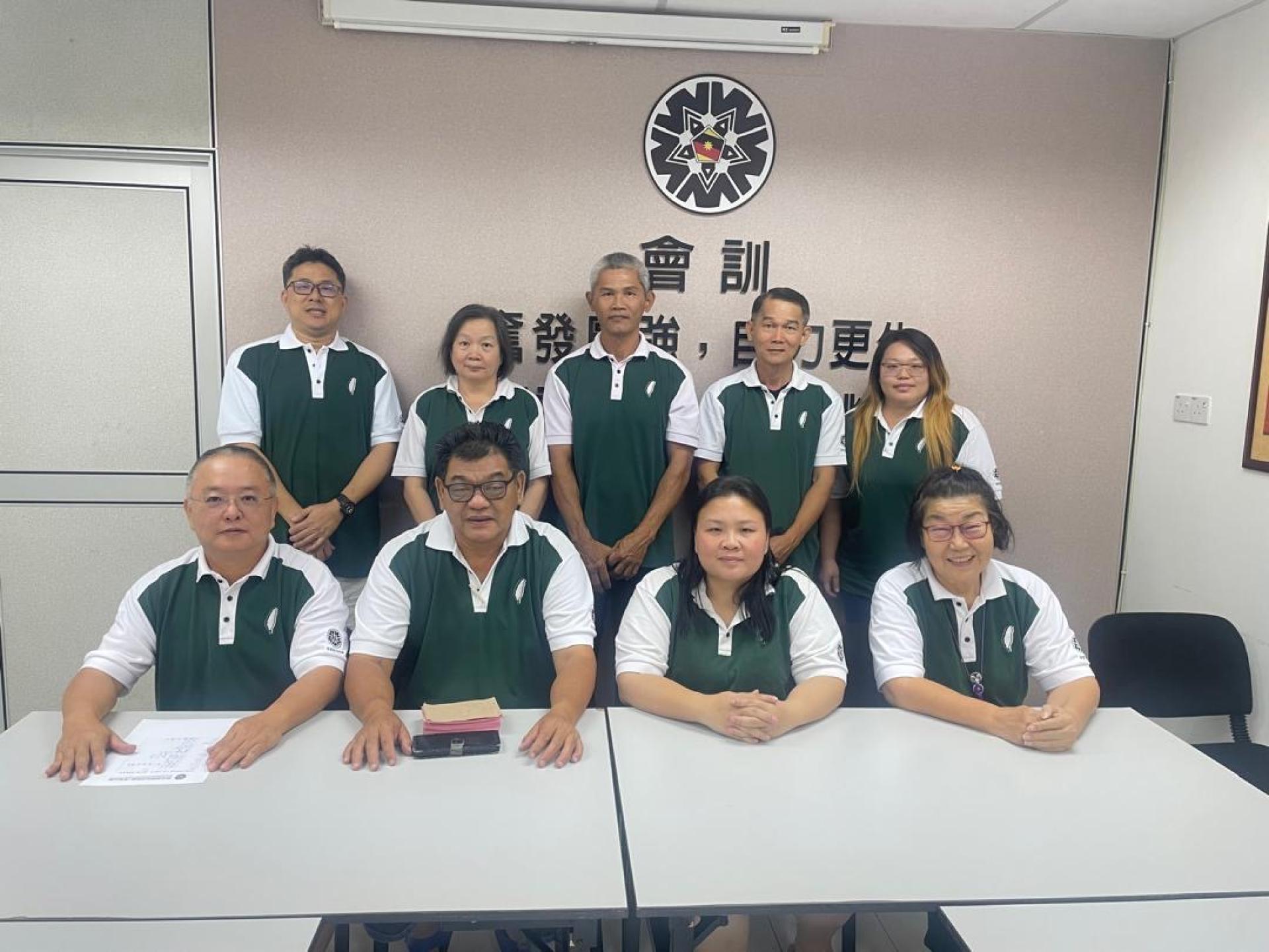 美里留台同学会将于2月28日（星期六）傍晚6时30分，在美里金禧大酒楼举行2026年新春团拜暨第37届新届理事宣誓就职典礼，并颁发会员子女学优奖励金。图为筹备委员会成员合影，坐者左二为筹备会主席杨慈享。