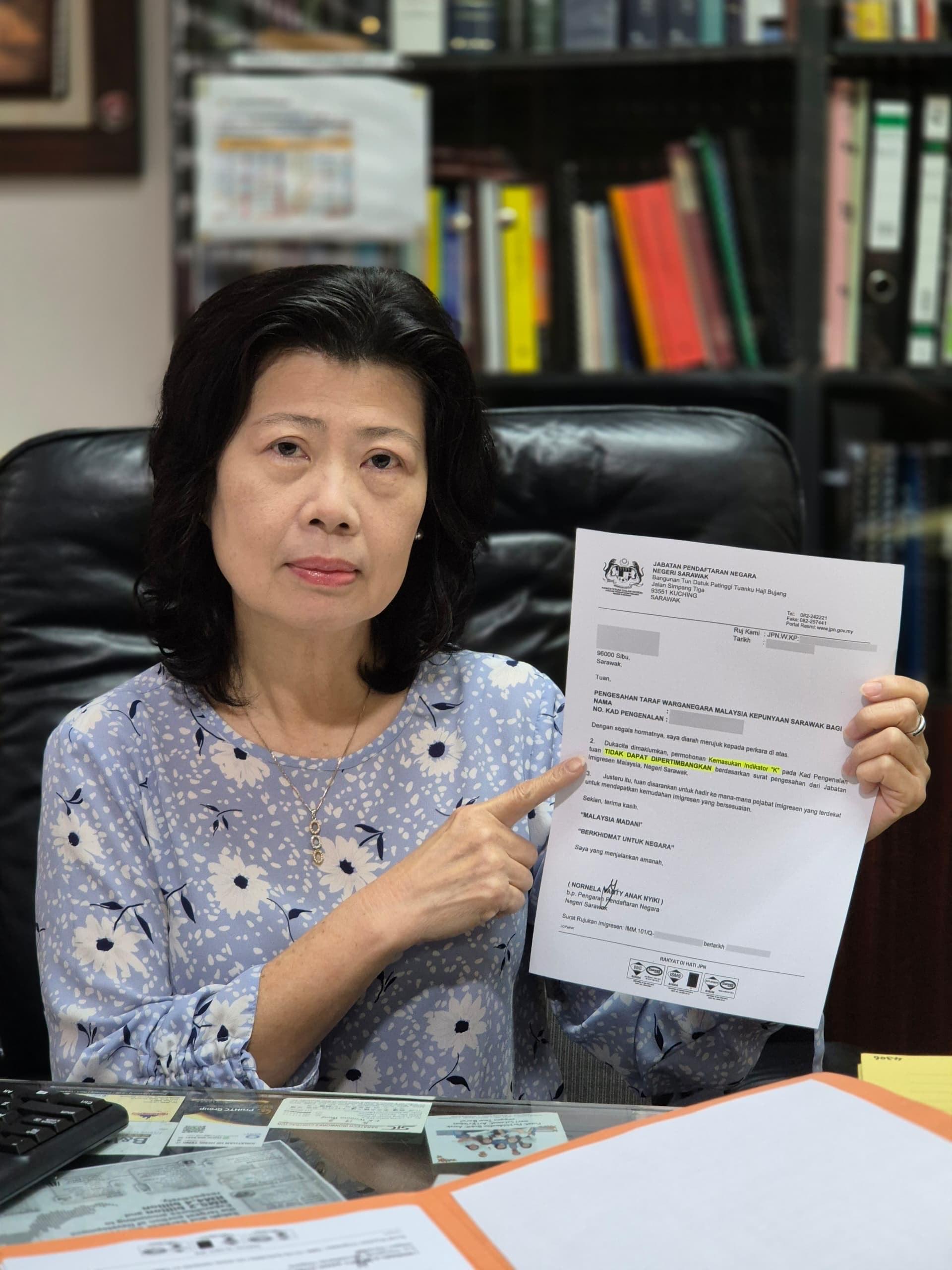 郑爱鸰手里有其中一封来自砂拉越国民登记局的信，拒绝了她于 2023 年协助获得公民身份的其中一名儿童的身份证K字样的申请。