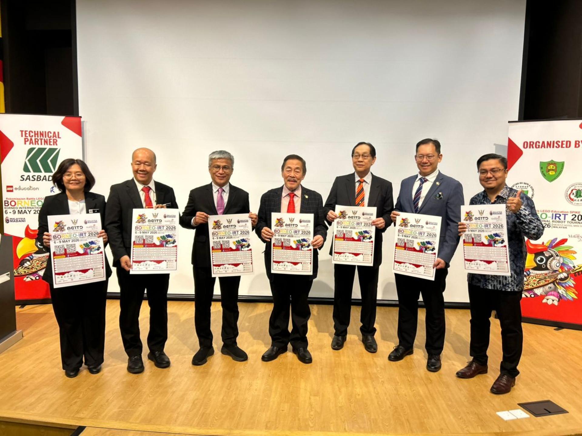2026年婆罗洲国际机器人锦标赛推展礼，由砂拉越教育、创新及才能发展部长拿督斯里罗伦沙嘉（左4）主持。图左3为副部长（教育与创新）拿督安华拉巴益、右3为副部长（人才发展）拿督法兰斯哈丁等代表合影。