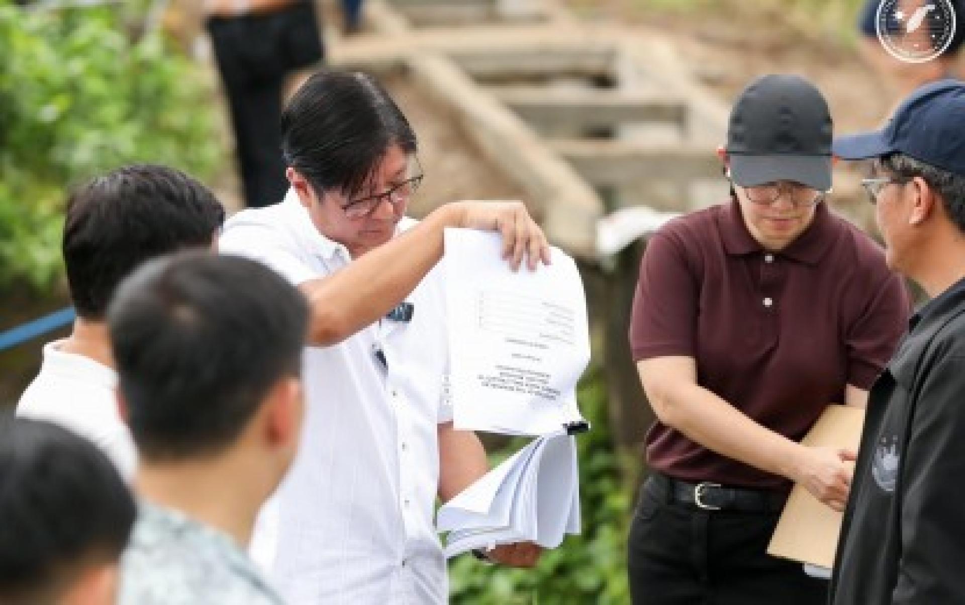 菲律宾总统 小费迪南德马科斯 ，于2025年8月20日翻阅一项原定在布拉干省巴利瓦格市兴建的河堤工程文件，了解项目进展与防洪规划情况。