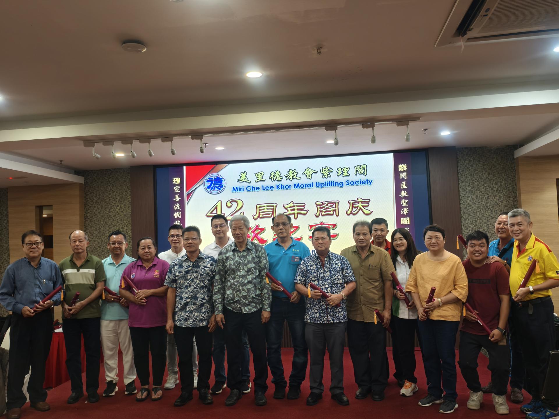 筹委会主席黄忠峰（左5）在紫理阁阁长贝清湛（左6）陪同下，颁赠纪念品予各友阁的乩务组  领导或代表合影。