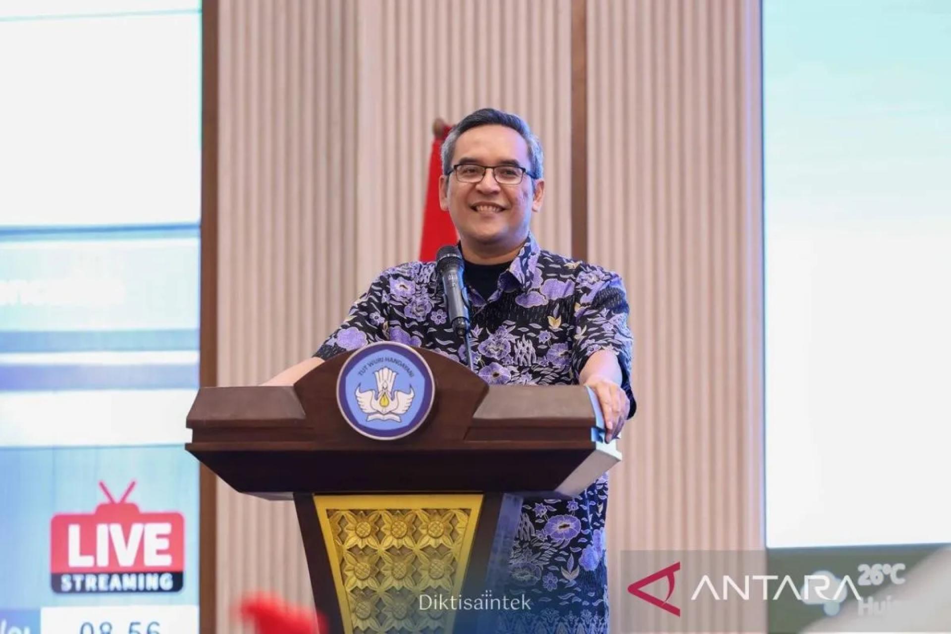 印尼高教、科学与科技部机构事务司司长穆罕默德纳吉布周五在雅加达出席讨论活动，就印尼大学迈向世界一流大学（WCU）转型发表意见。
