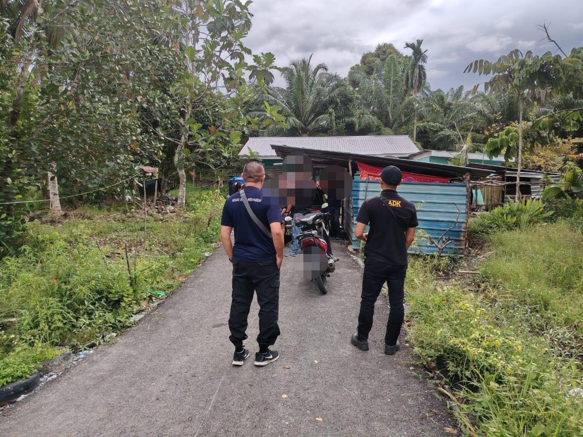 AADK personnel conducts a raid at a house. Photo: AADK Kota Samarahan