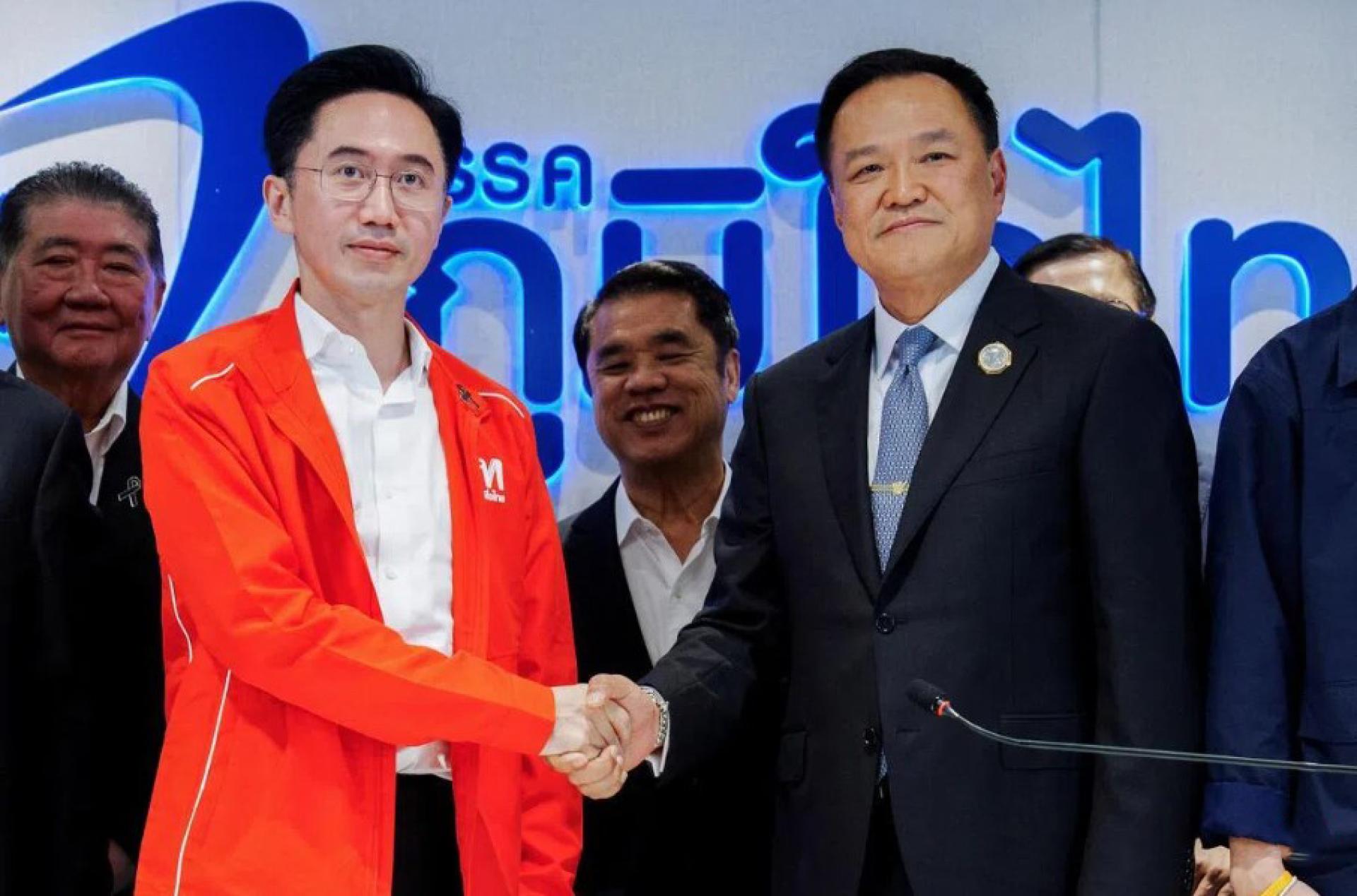 为泰党首相候选人裕差南（前排左）星期五（2月13日）前往泰自豪党总部，与看守首相及泰自豪党党魁阿努廷（右）一同在记者会上宣布，两党将结盟，共组联合政府。