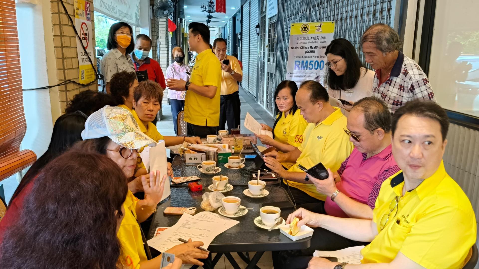 砂人联党卑尔骚支部流动服务团队一行人在为民众提供服务。