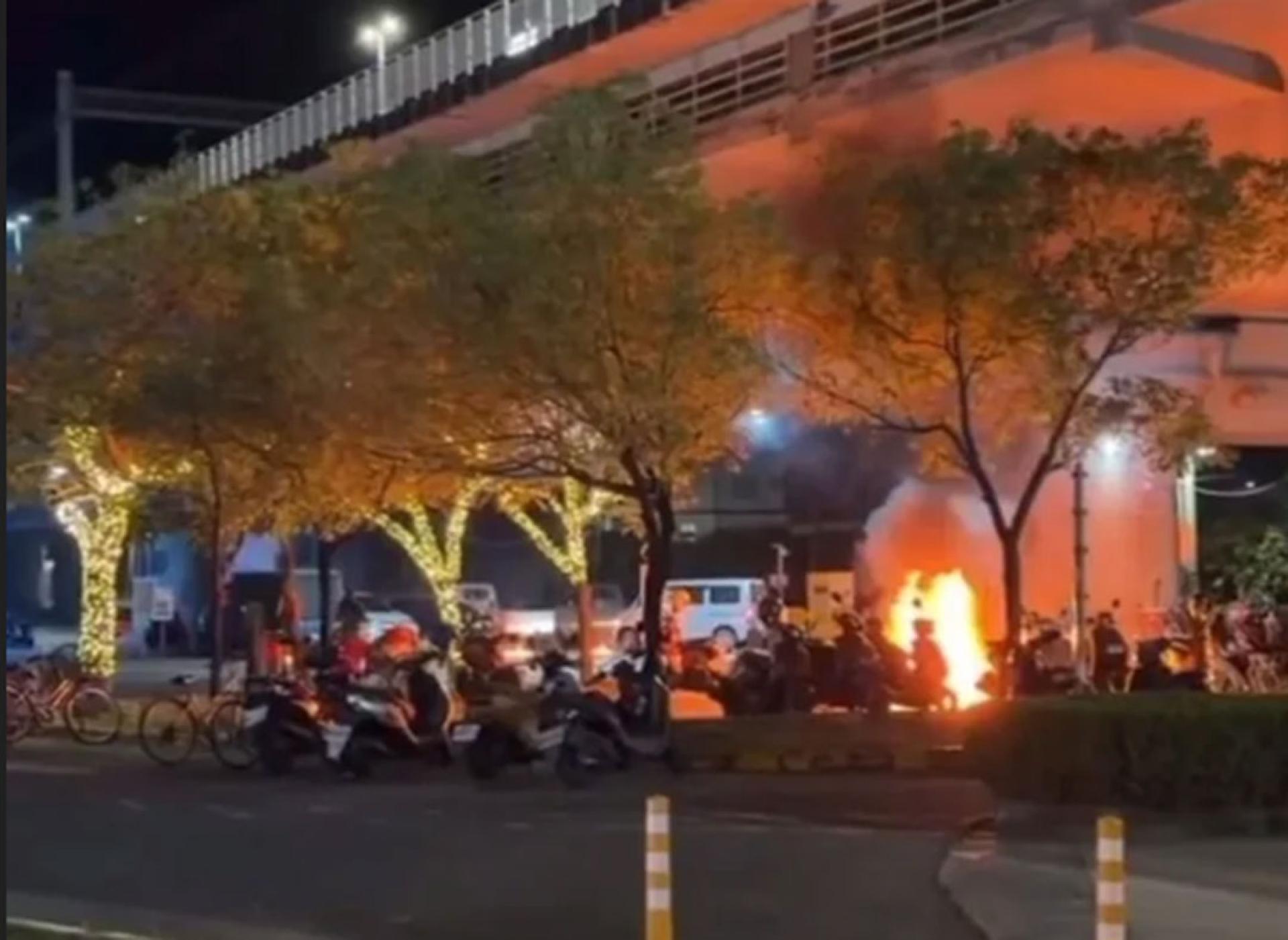民众从远远拍下蔡姓男子纵火恶行。（网络视频截图  \ Threads）