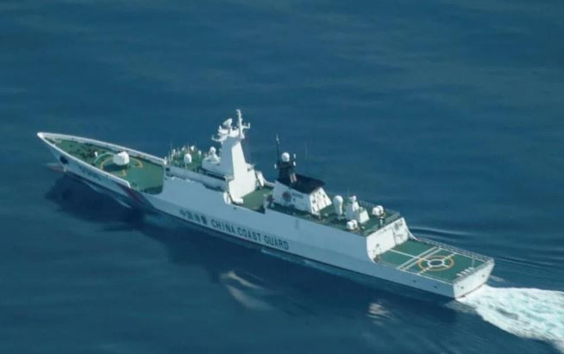 图为2025年8月13日，中国海警船巡航菲律宾争议浅滩，菲海警飞机进行巡逻。