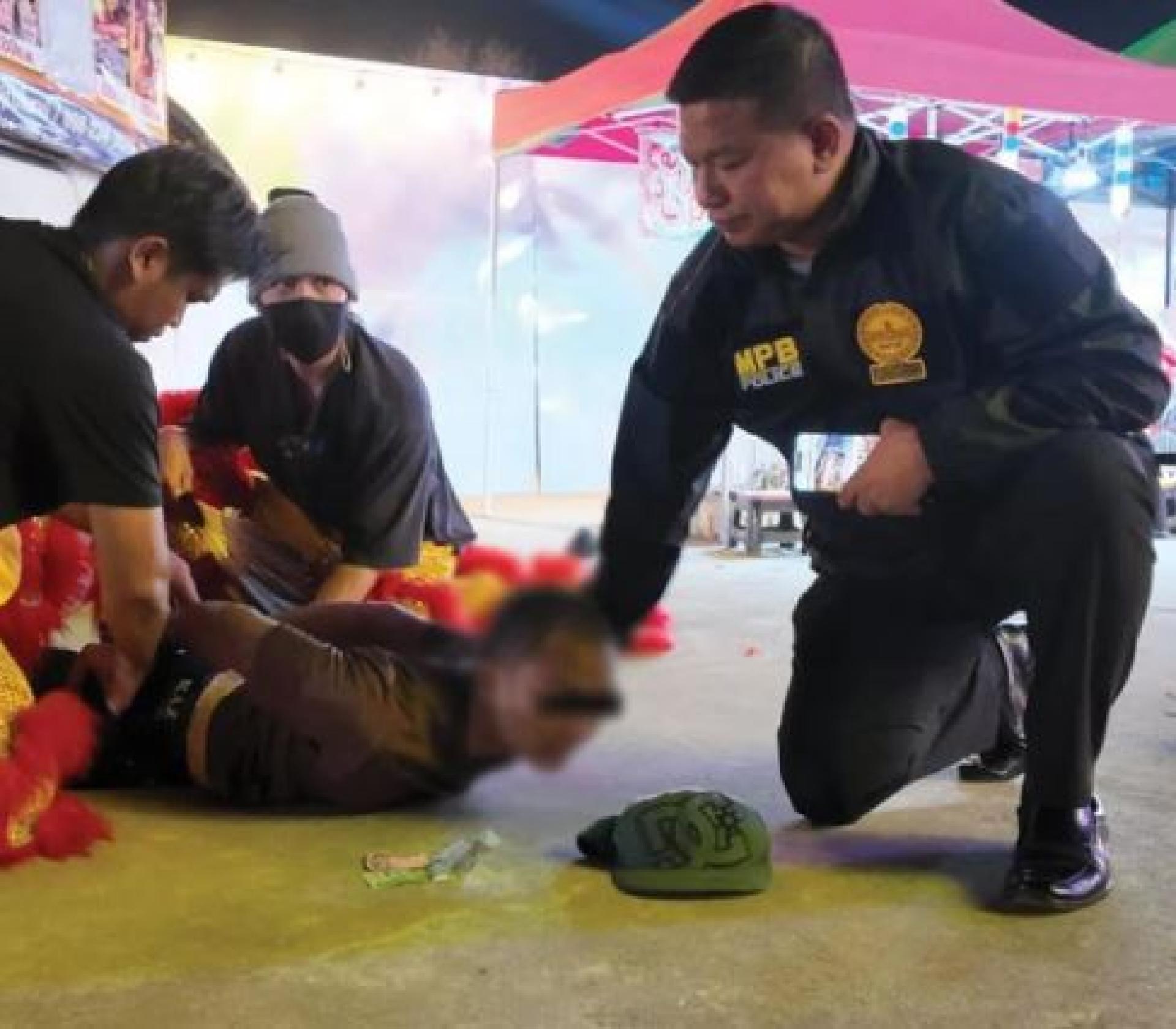 泰国曼谷警员假扮舞狮智禽贼。