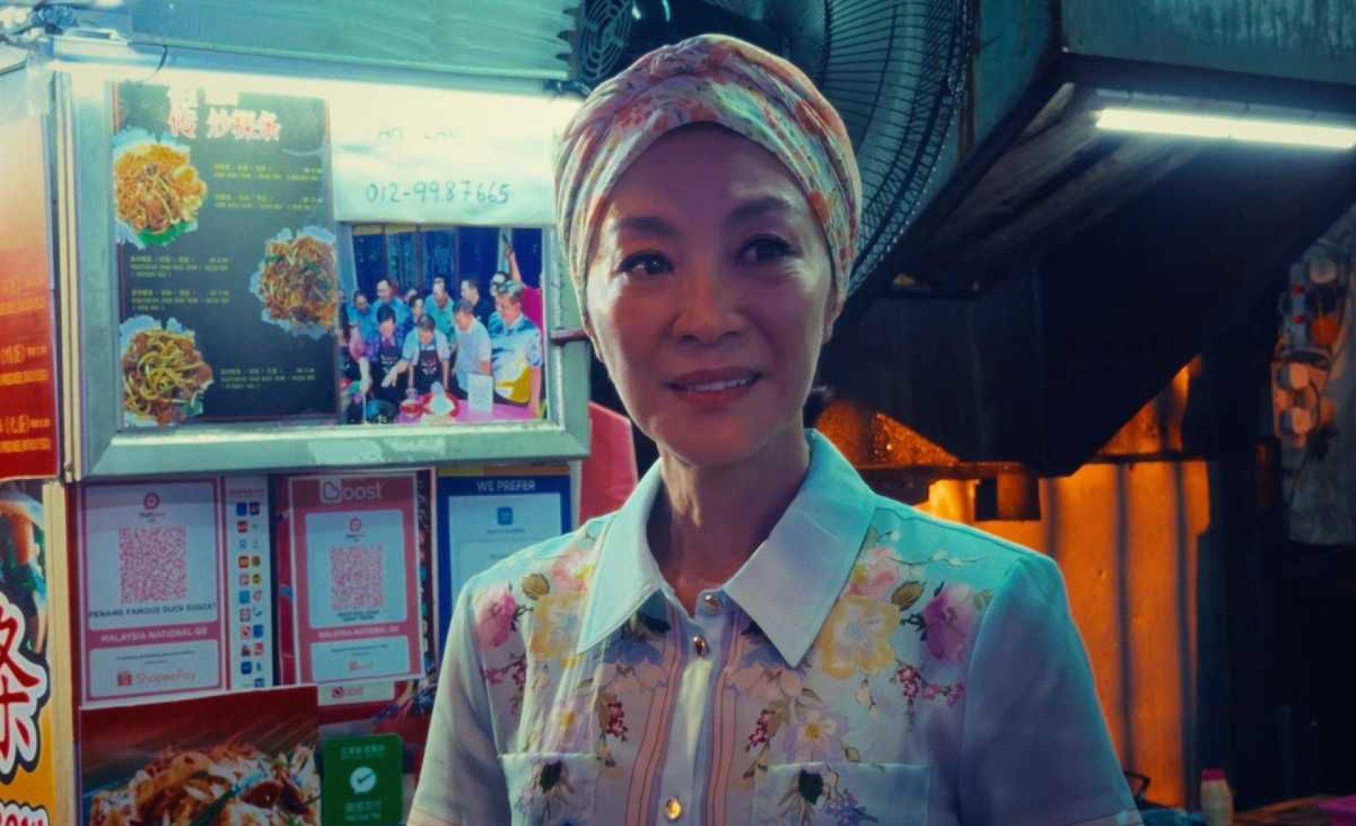 杨紫琼在短片中饰演小贩，其摊位售卖的炒粿条，恰巧被前来探店的美食评价员点选品尝。
