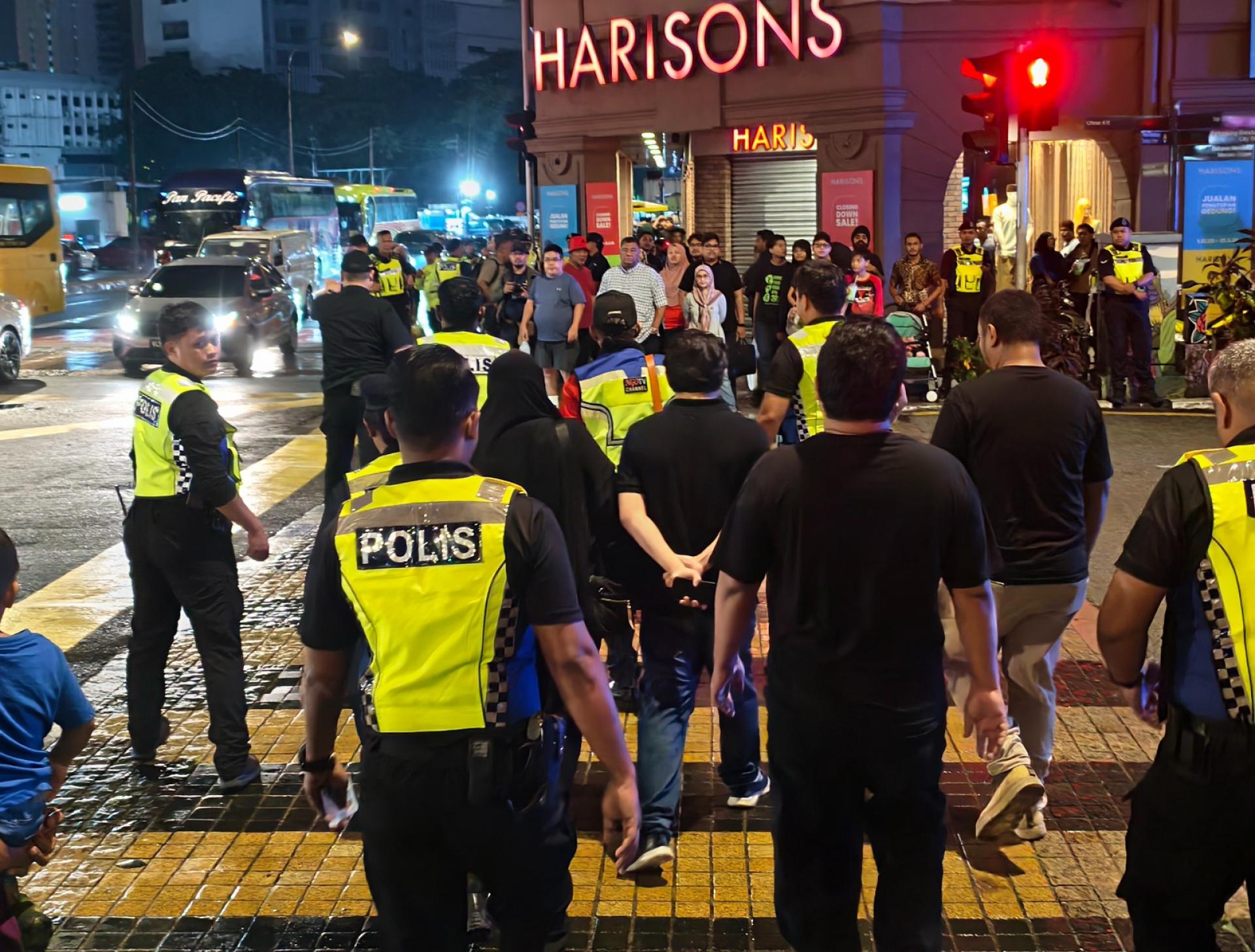 10名在“反对非法宗教场所运动”集会中被逮捕的人士，计划起诉政府和警方。