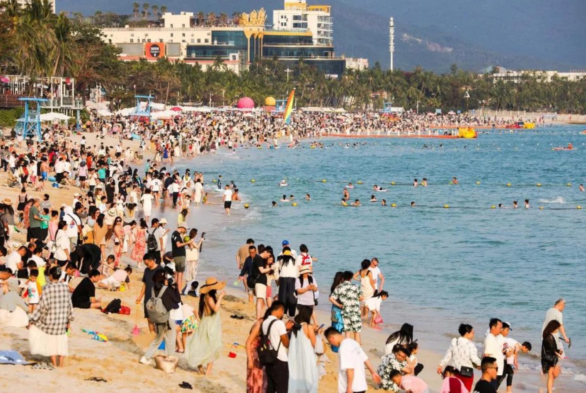 2月20日，海南省三亚市大东海旅游度假区人头攒动。