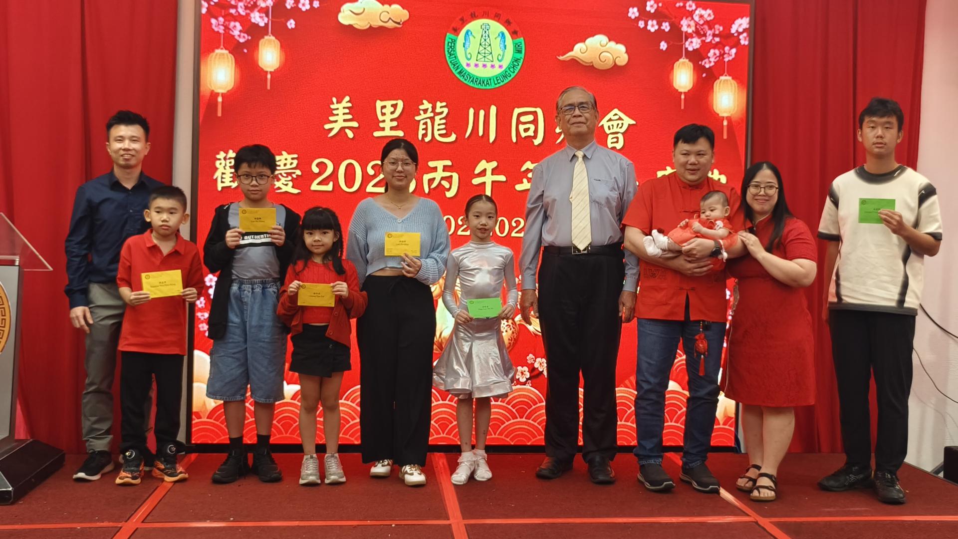 2025年度奖励金得主与会长杨日青（右4）合影，共享荣耀时刻。左1为筹备会主席黄炳忠。