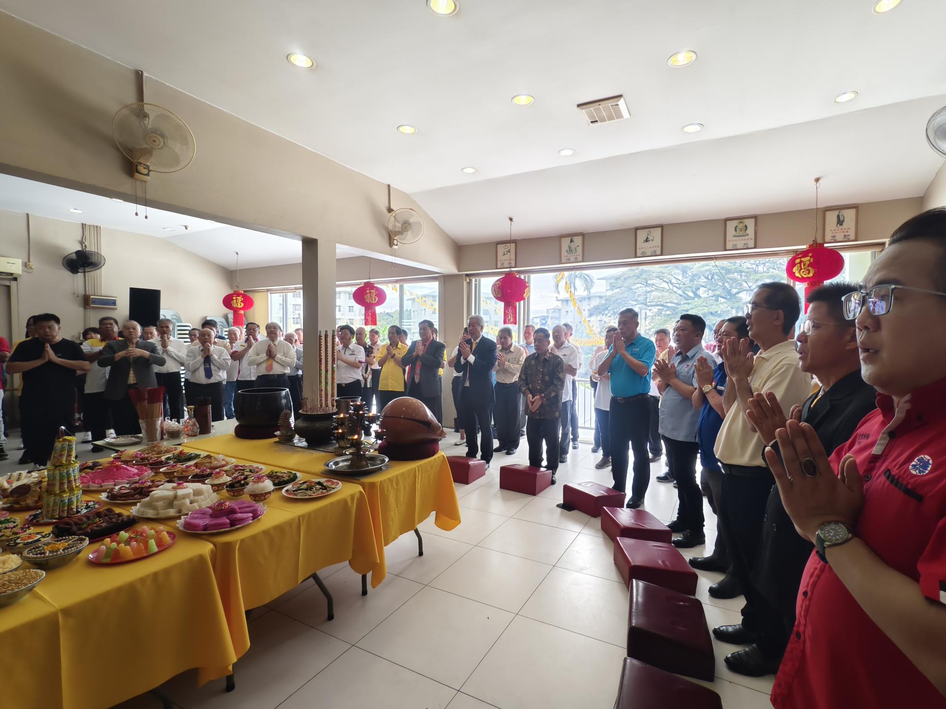 美里德教会紫理阁创阁42周年庆典，参拜师尊仪式。左2起为陈启生，拿督黄安辉，黄绍隆，戴  荣强，谢世全，温志展，贝清湛，拿督郭翰忠局绅，许为隆，天猛公郭翼升，杨赵明，拿督陈钰标局绅，黄忠  峰。