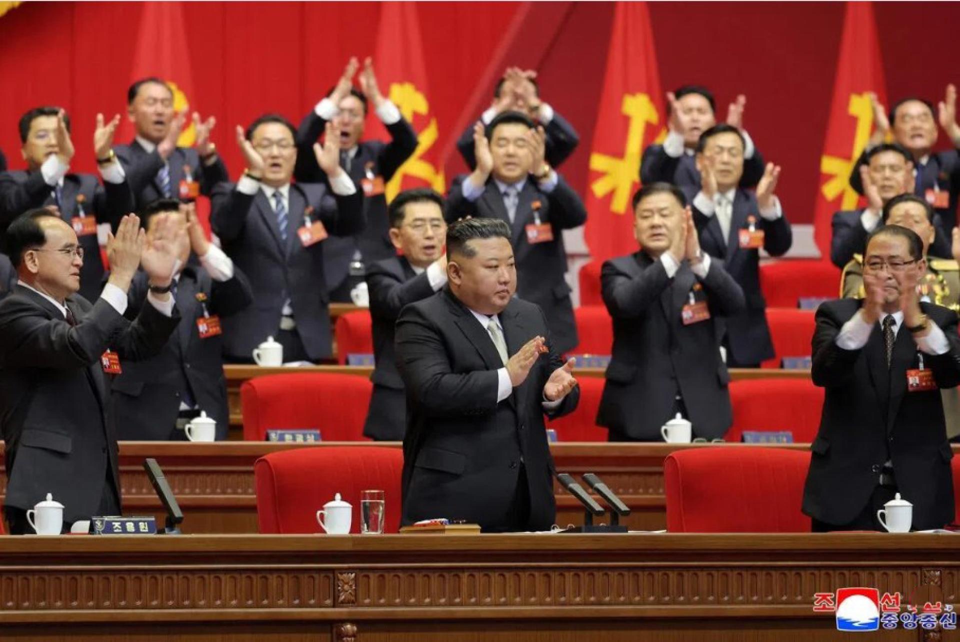 朝鲜劳动党第九次代表大会2月22日通过《关于选举朝鲜劳动党总书记》的决议书，一致拥戴金正恩（前排中）为总书记。
