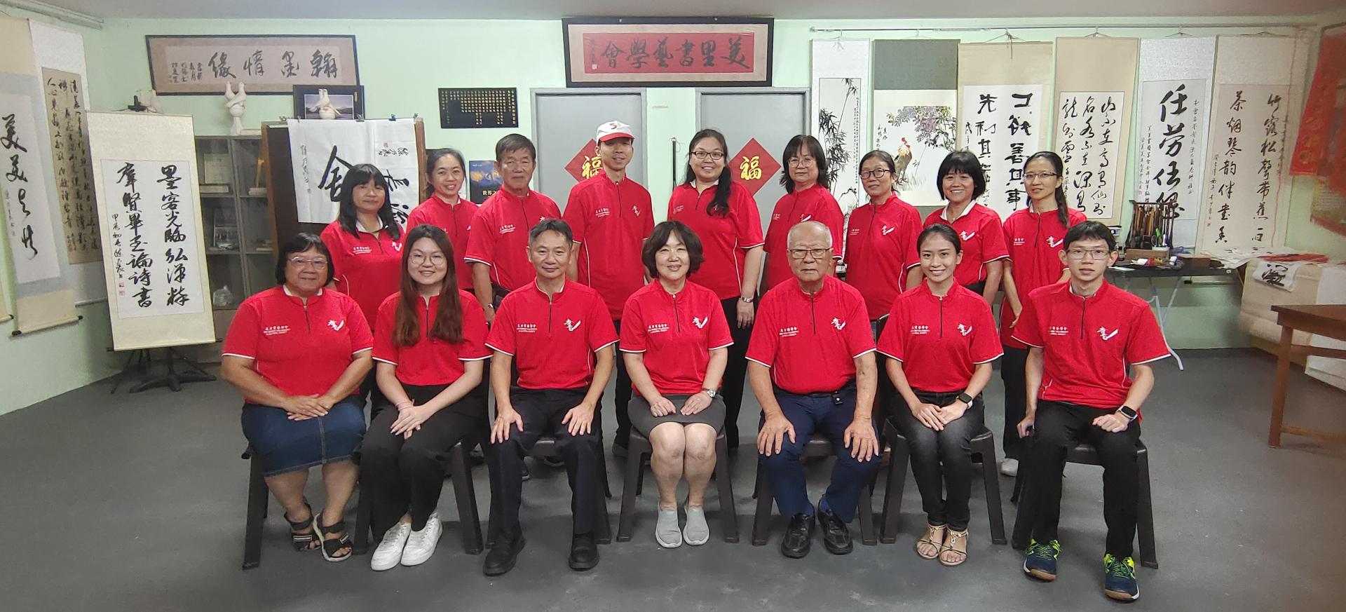 美里书艺学会会长甘美美（前排右4）与新届理事合影。前排右3为名誉会长陈乃豪。
