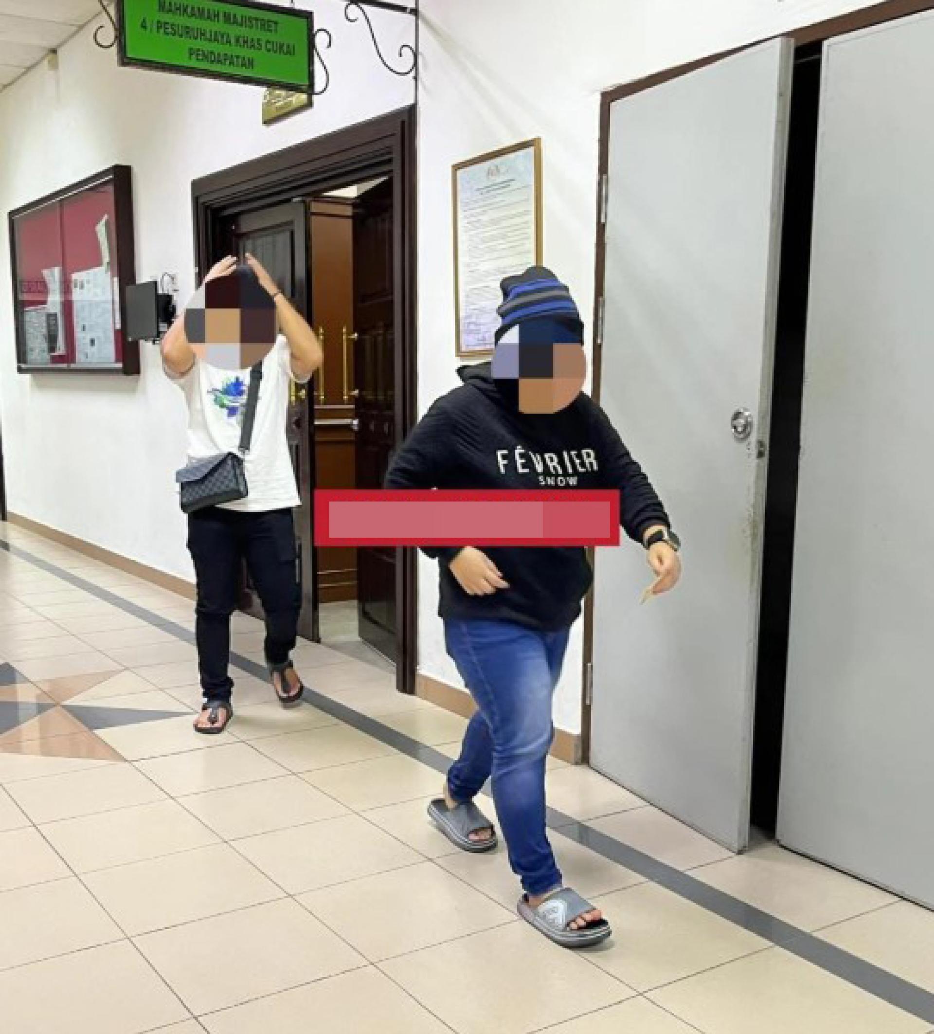 被告（黑色长衣）在弟弟陪同下离开法庭。