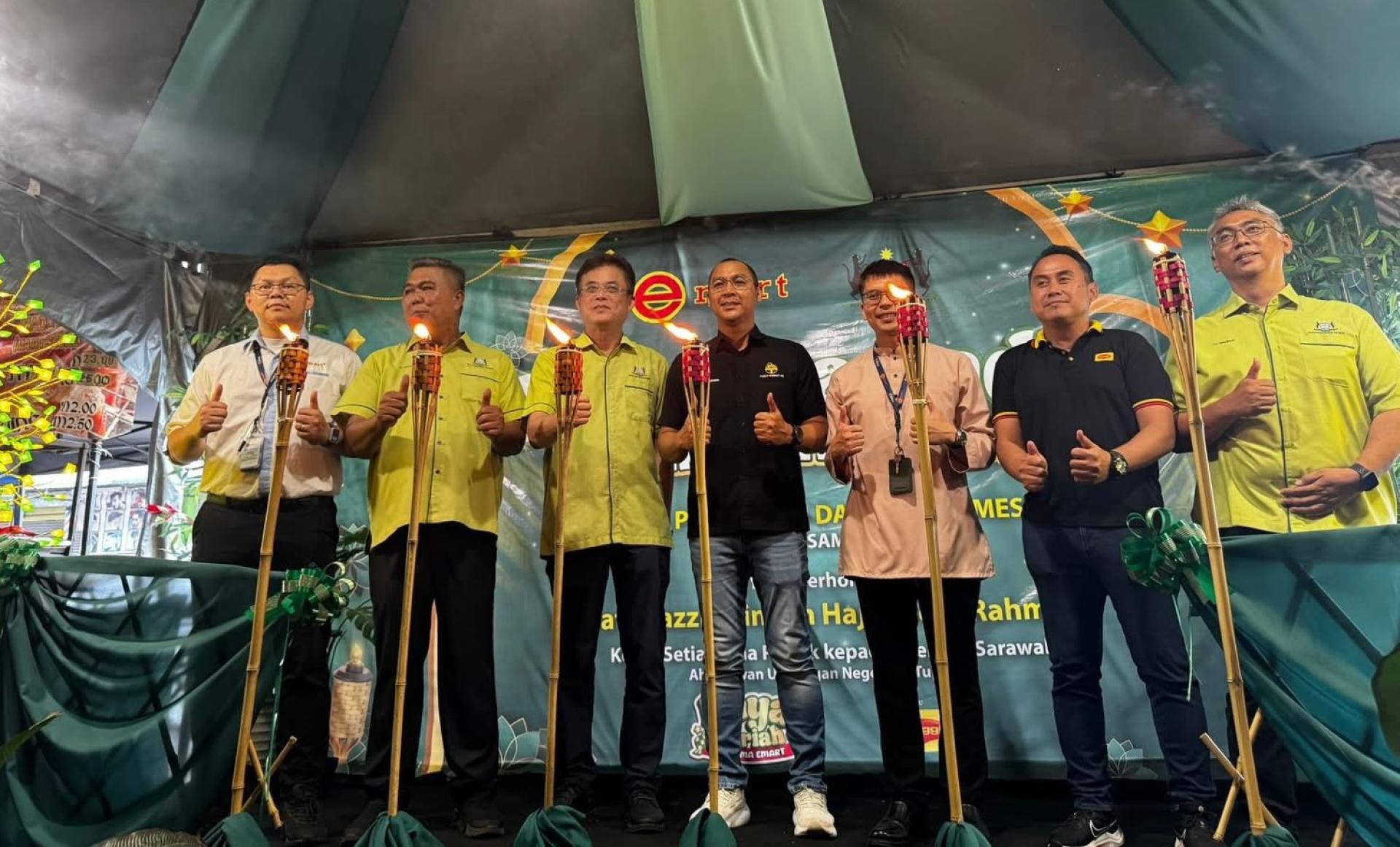 砂拉越总理首席政治秘书兼杜邦区立法议员拿督法兹鲁丁（中）在巴达旺市议会主席陈开（左3）的陪同下，共同主持亮灯仪式。