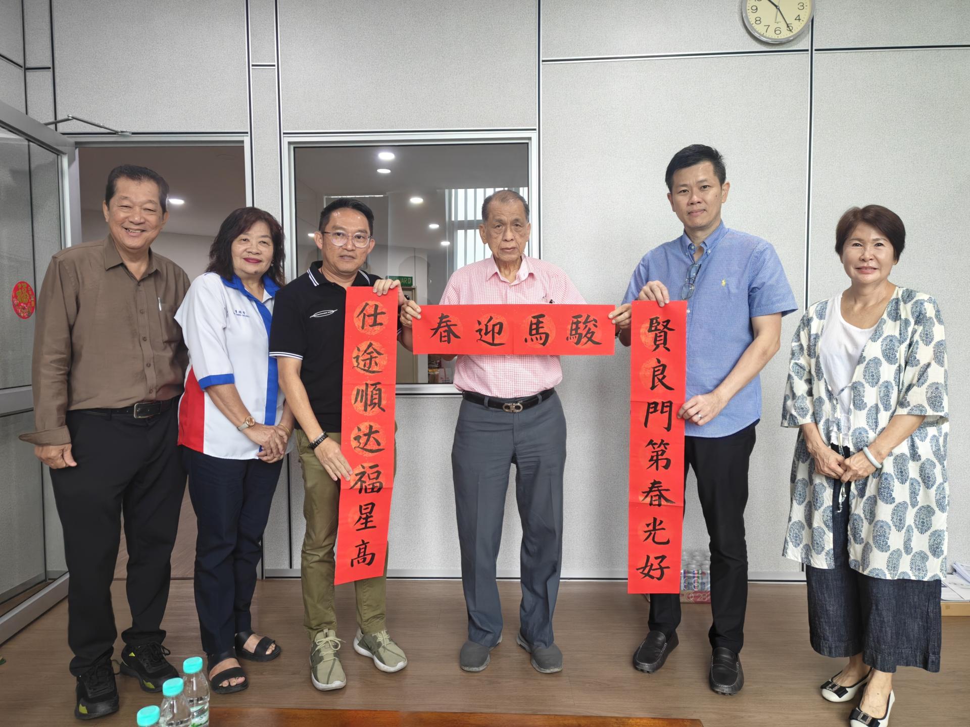 美里省华总会长许信隆（右2）及筹备会主席洪立川（左3）联合赠送新春对联予名誉顾问拿督斯里刘贤仕（右3）。左起为时势主任王凌峰及副财政李瑞香；右1为财政吴文琼。
