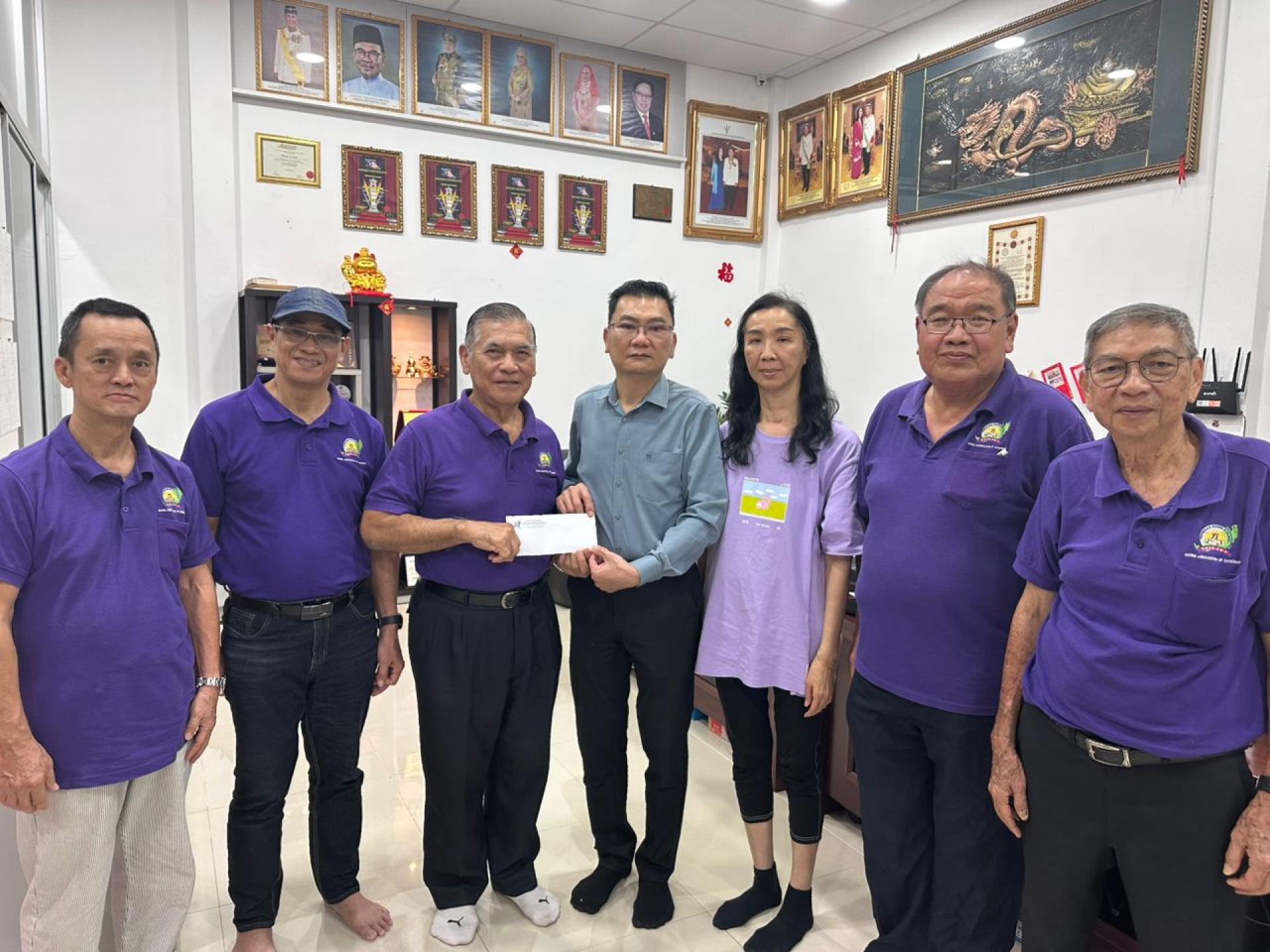 移交邀请函于本会永久名誉顾问拿督斯里方彦均博士。筹备会主席是方盛传，砂方氏宗亲会会长为方孝秀。
