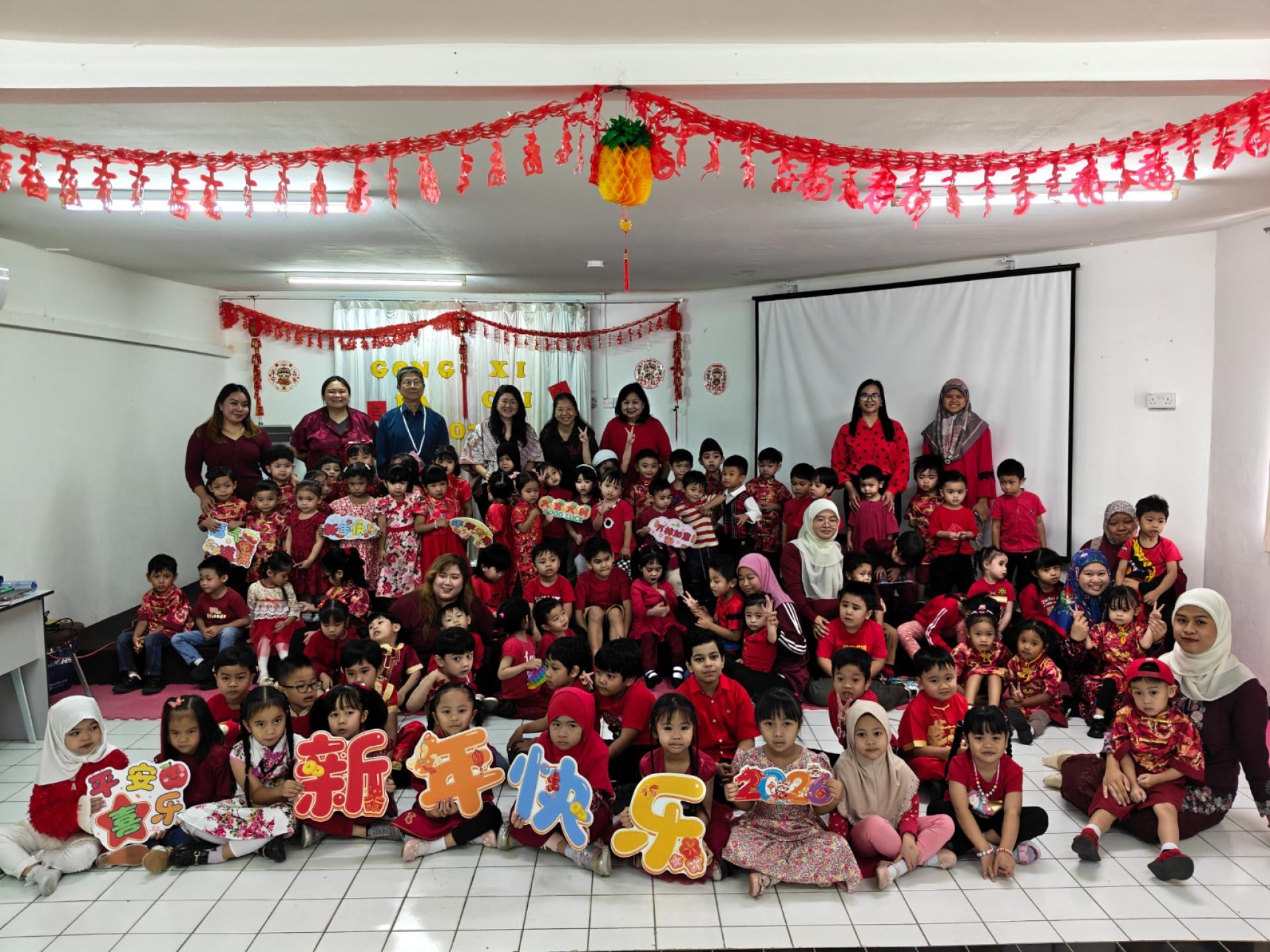 民大调研团与弘华学校领导及庆祝春节幼生合影