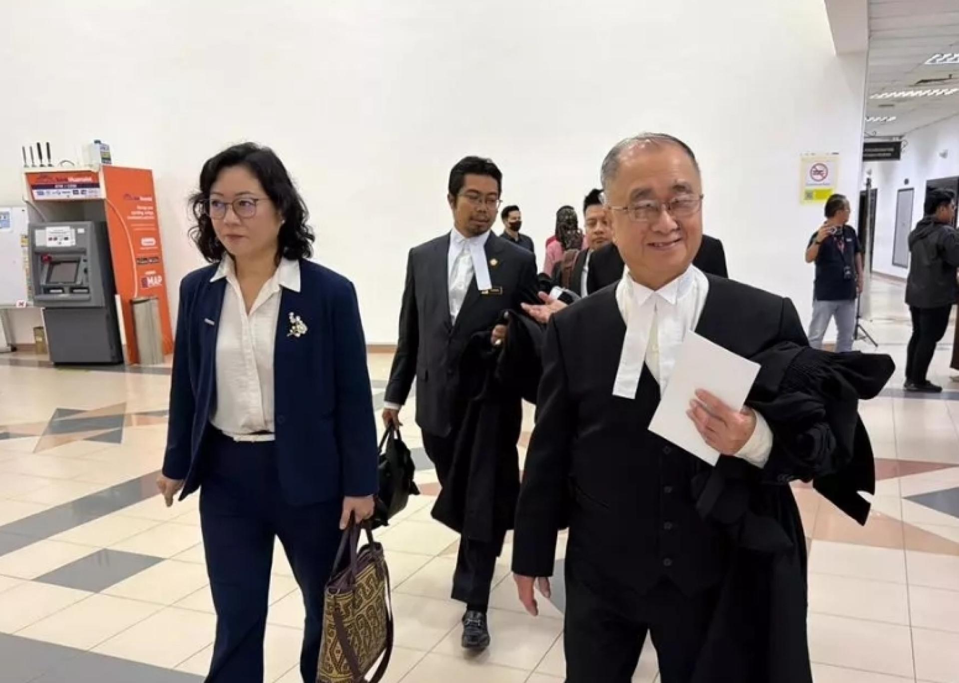 砂石油公司代表律师走出庭外。