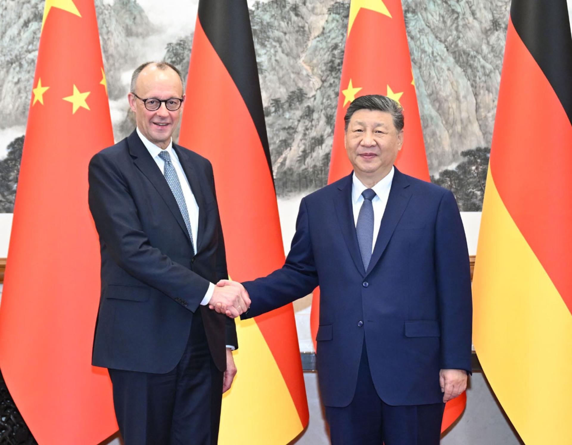 中国国家主席习近平（右）25日在北京会见来华访问的德国总理默茨（左）。（图：新华社）
