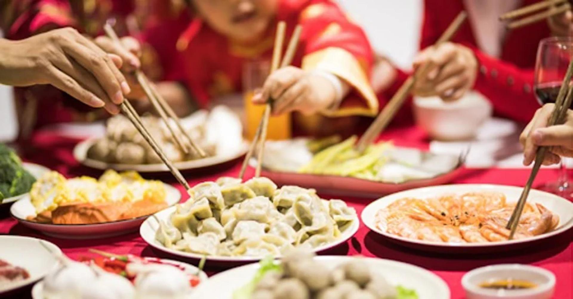 一对夫妻因为团年饭迟到，回到老家时发现所有人没等他们已经吃饱了，当下立刻翻脸，从此再也不回家过年。（示意图）