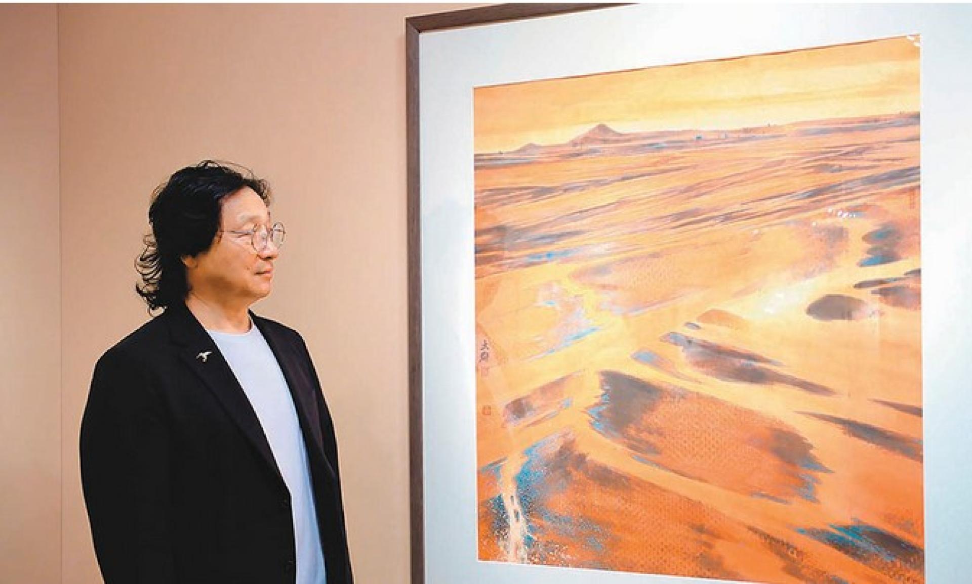 趙志軍和他的作品《匯聚》。 小凡 攝